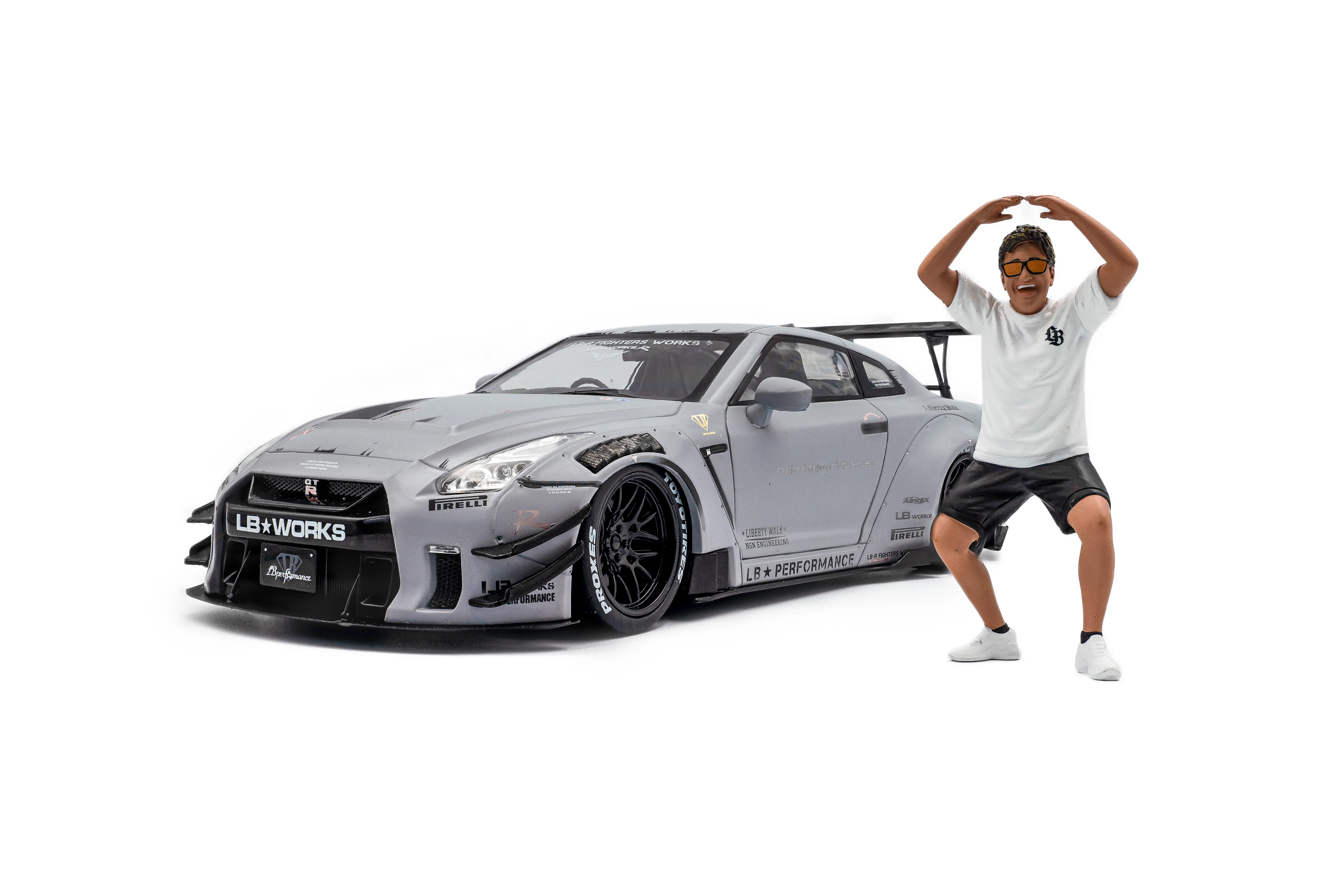 ნისანი GT-R (R35) - ნაცრისფერი, ფიგურით