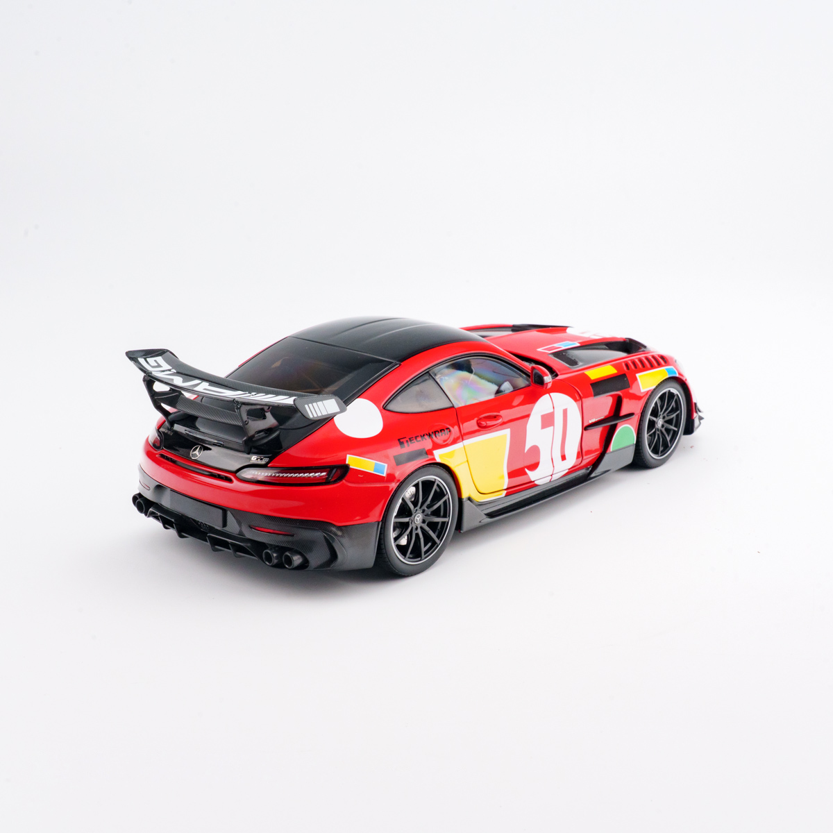 მერსედეს-AMG GT Black Series წითელი, სარბოლო გაფორმებით ხედი 3