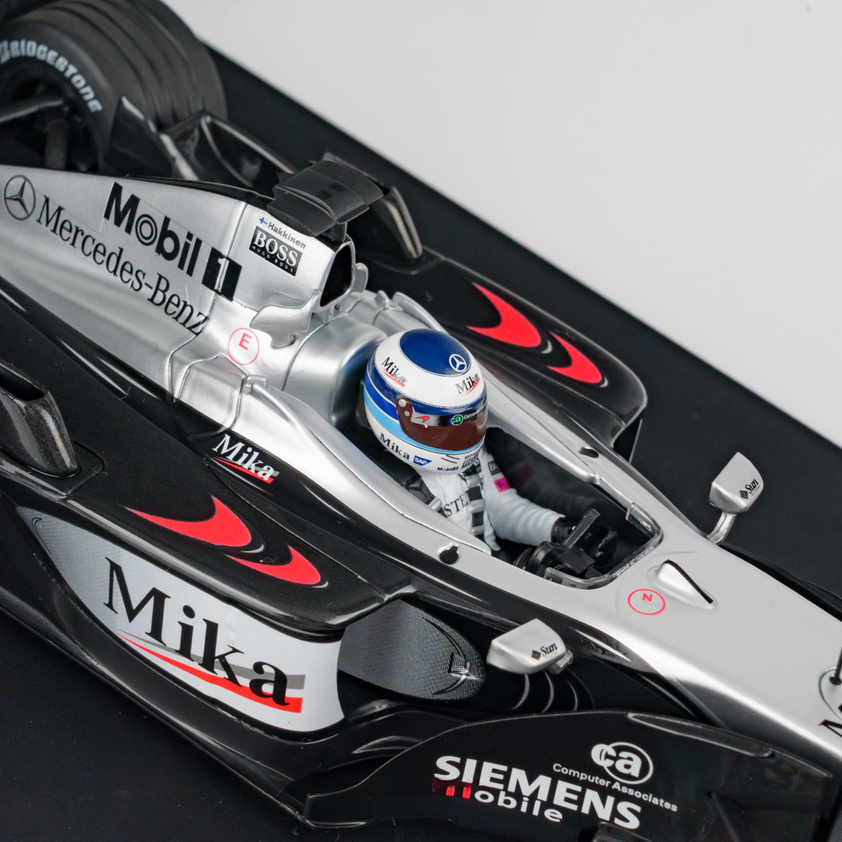 მაკლარენი Mercedes MP4/16 მიკა ჰაკინენი (2001) ხედი 5