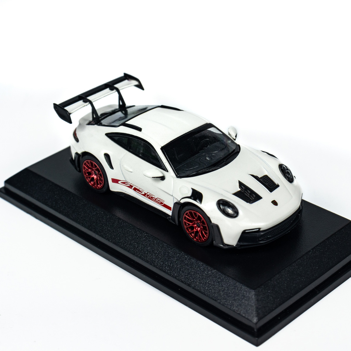პორშე 911 (992) GT3 RS (2024) თეთრი, წითელი დისკებით ხედი 10