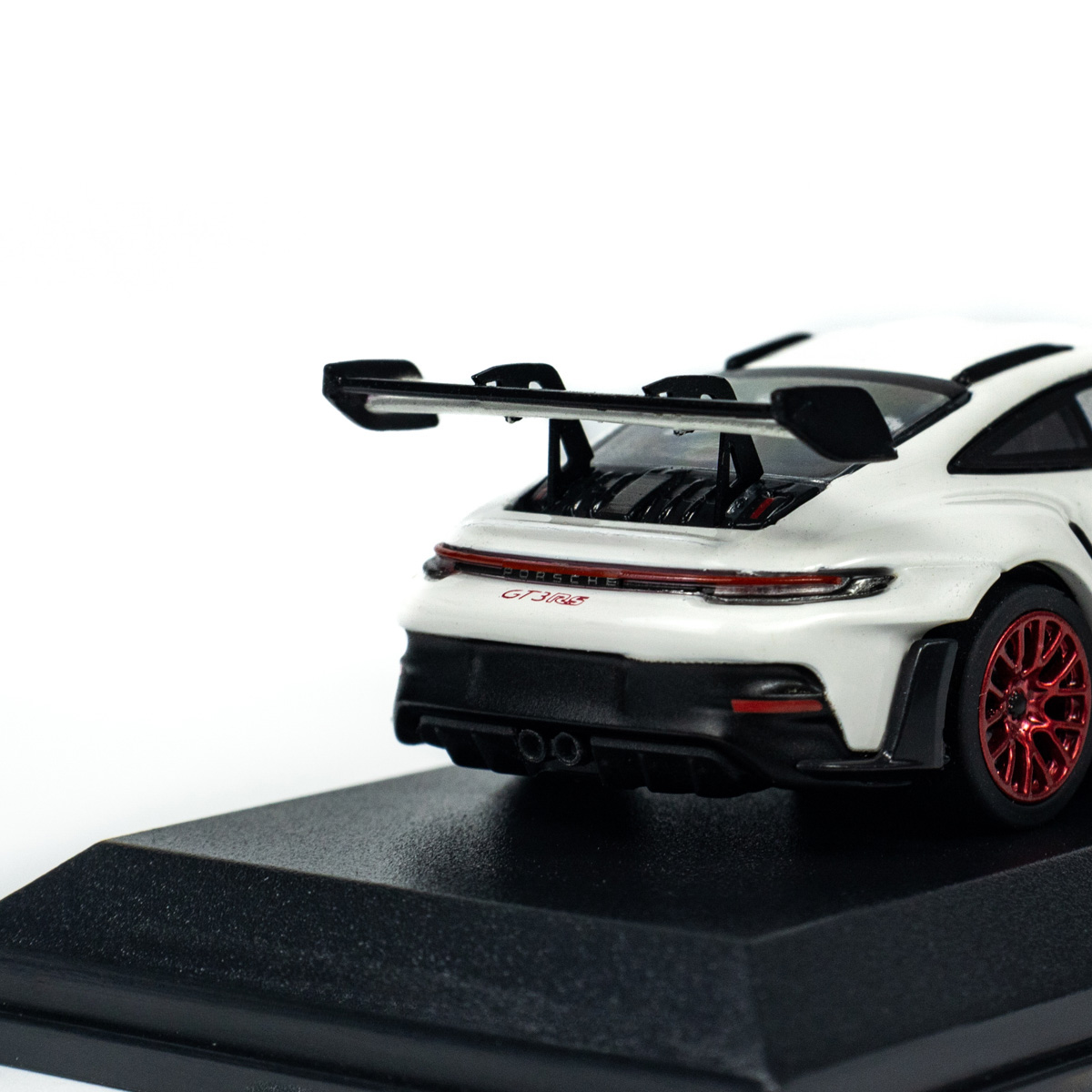 პორშე 911 (992) GT3 RS (2024) თეთრი, წითელი დისკებით ხედი 11