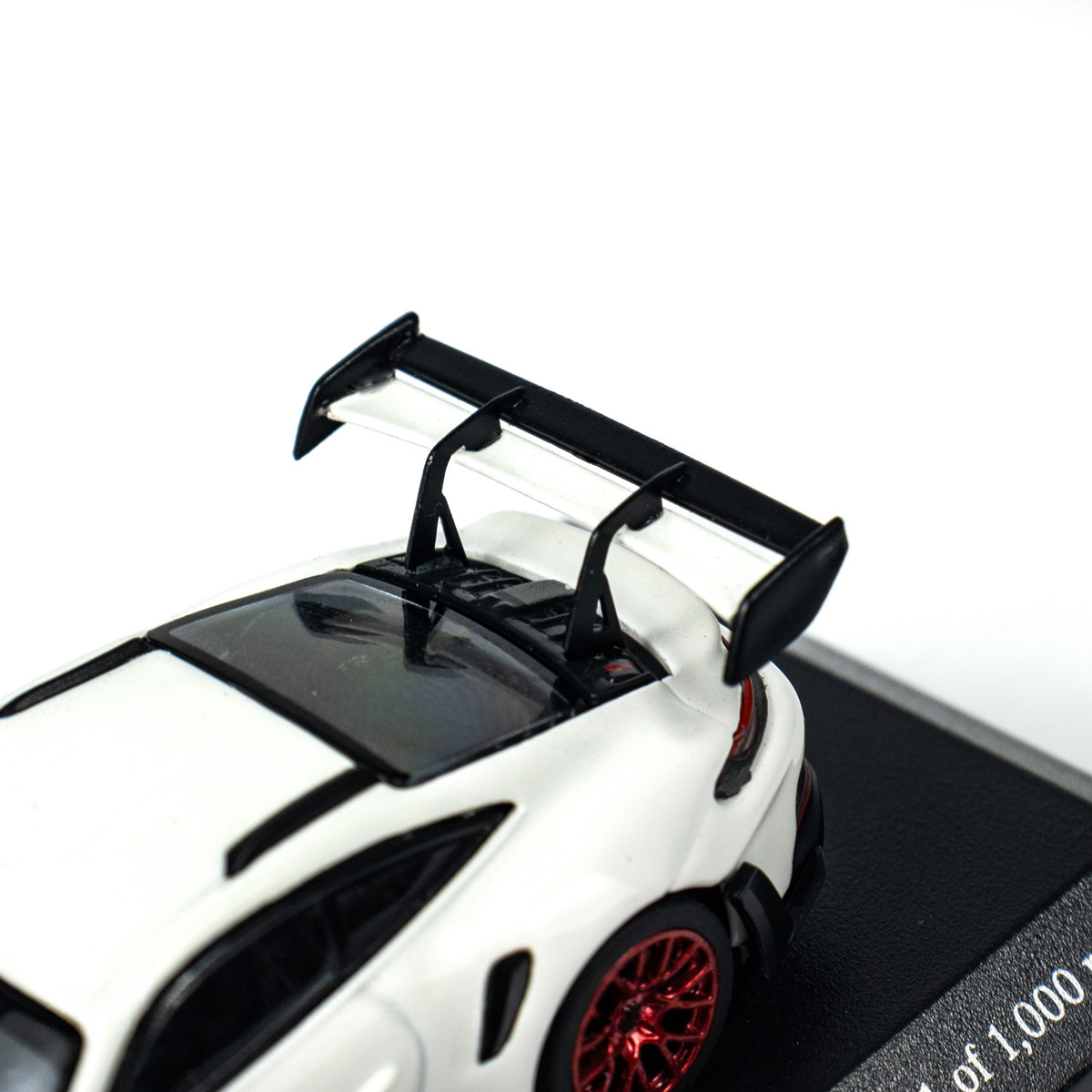 პორშე 911 (992) GT3 RS (2024) თეთრი, წითელი დისკებით ხედი 12