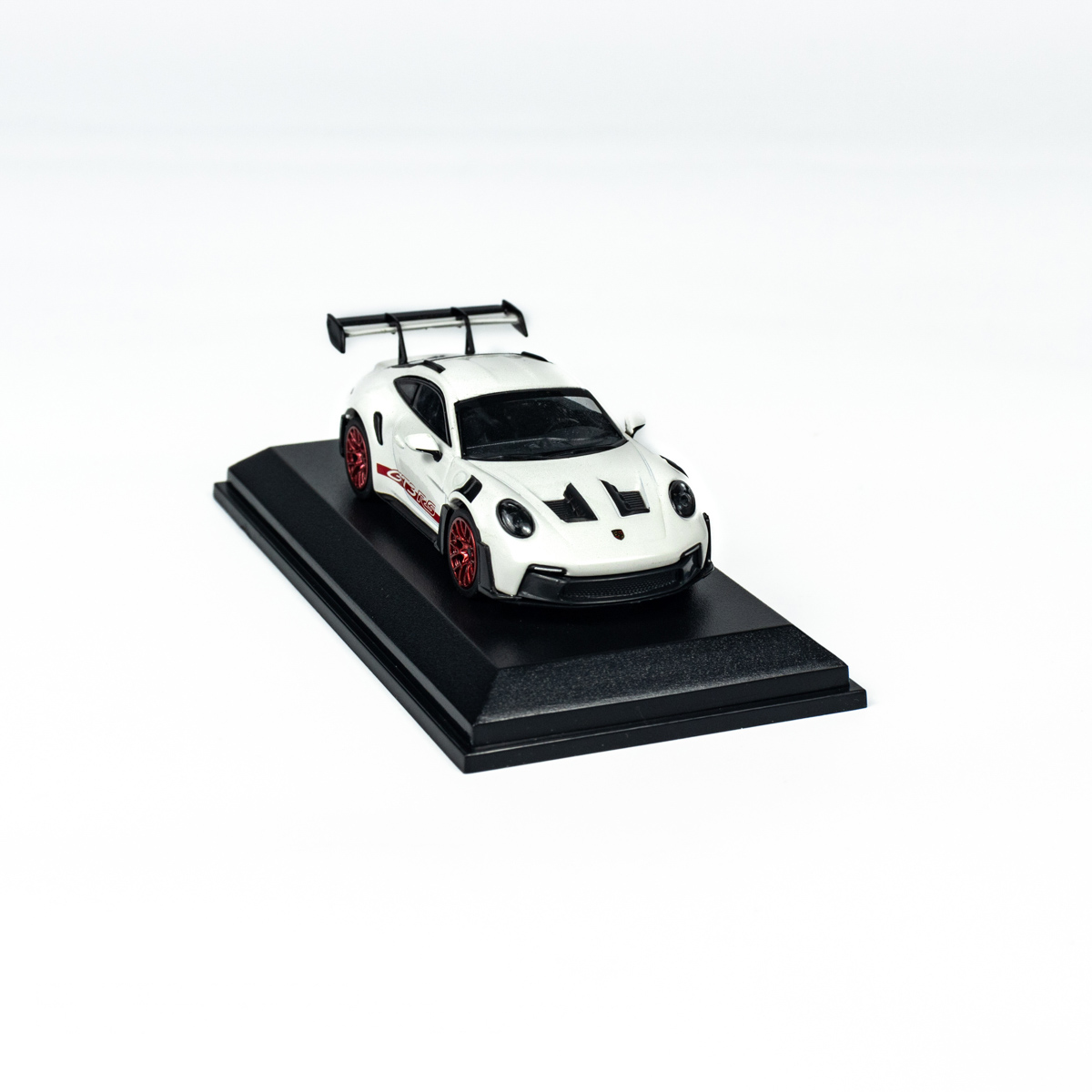 პორშე 911 (992) GT3 RS (2024) თეთრი, წითელი დისკებით ხედი 2