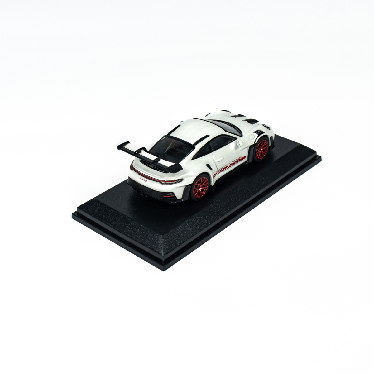 პორშე 911 (992) GT3 RS (2024) თეთრი, წითელი დისკებით ხედი 3