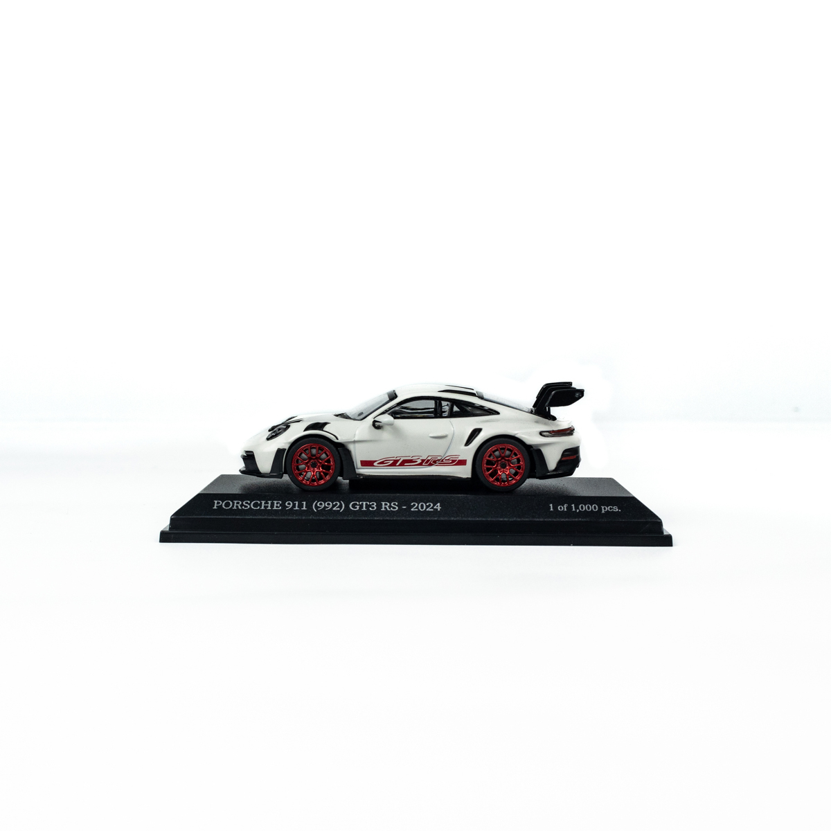პორშე 911 (992) GT3 RS (2024) თეთრი, წითელი დისკებით ხედი 4