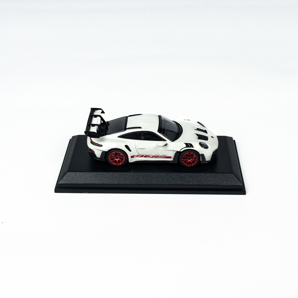 პორშე 911 (992) GT3 RS (2024) თეთრი, წითელი დისკებით ხედი 5