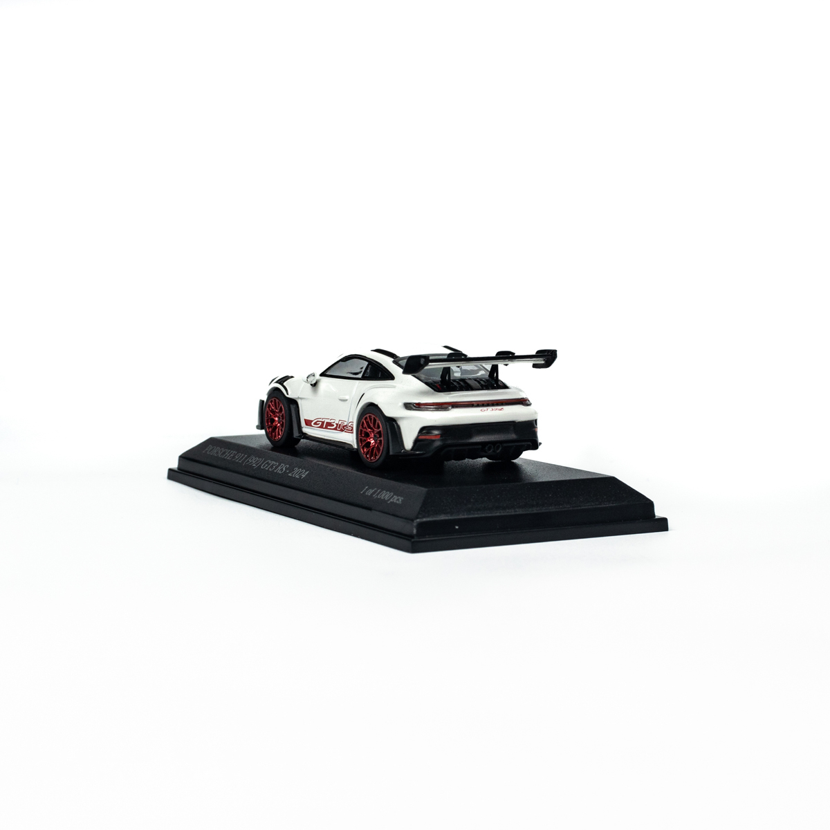 პორშე 911 (992) GT3 RS (2024) თეთრი, წითელი დისკებით ხედი 6
