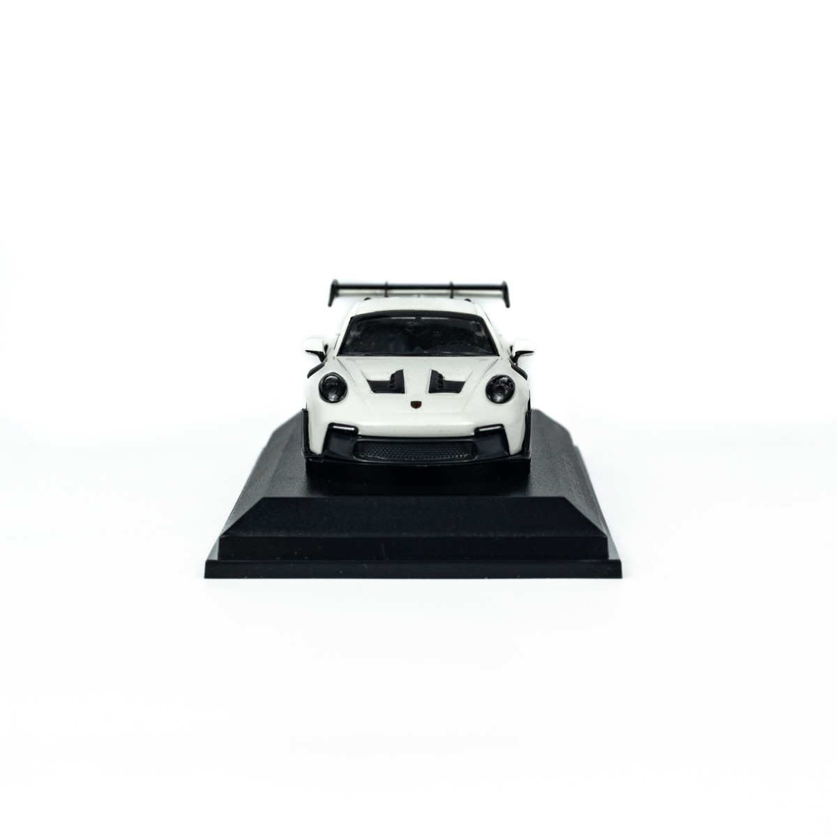 პორშე 911 (992) GT3 RS (2024) თეთრი, წითელი დისკებით ხედი 7