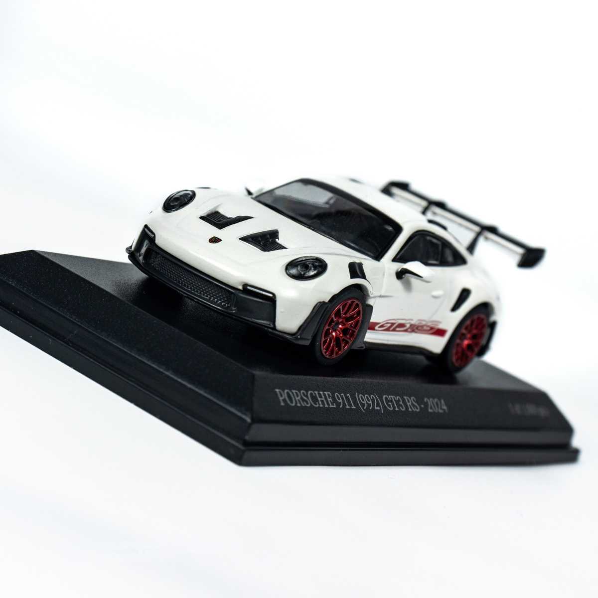 პორშე 911 (992) GT3 RS (2024) თეთრი, წითელი დისკებით ხედი 9