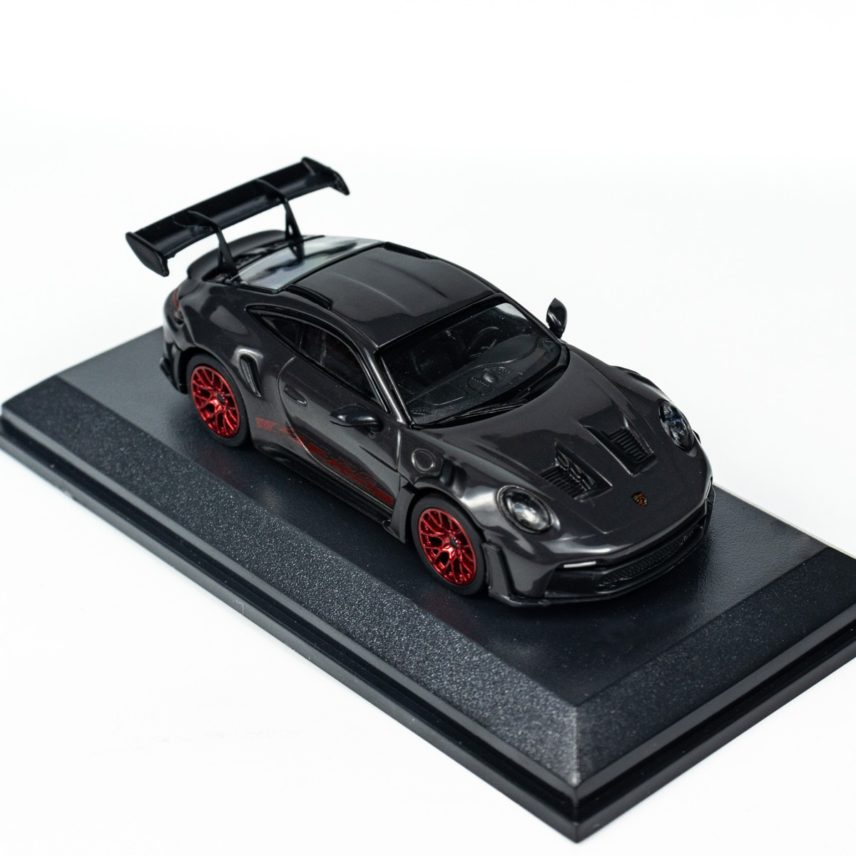 პორშე 911 (992) GT3 RS (2024) მუქი ნაცრისფერი, წითელი დისკებით ხედი 10