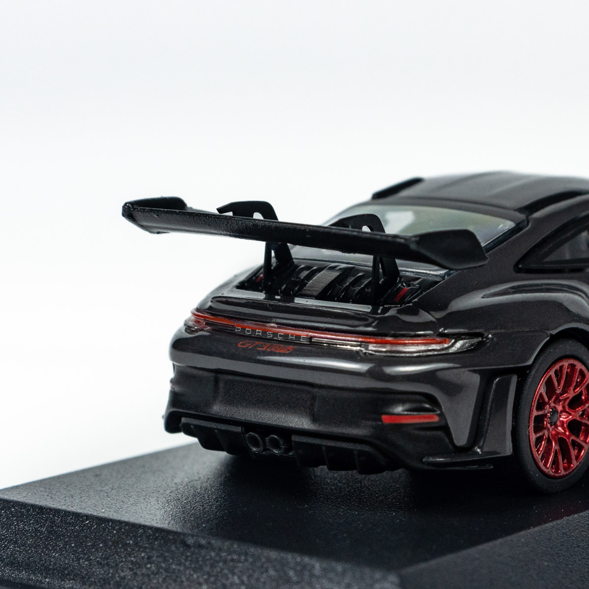 პორშე 911 (992) GT3 RS (2024) მუქი ნაცრისფერი, წითელი დისკებით ხედი 11