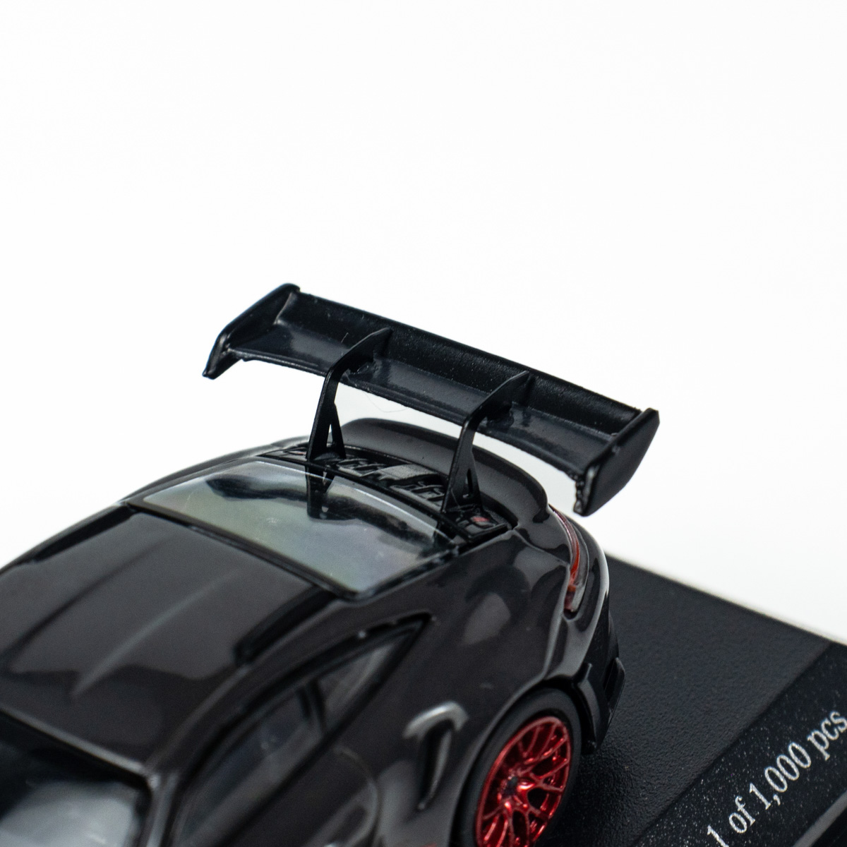 პორშე 911 (992) GT3 RS (2024) მუქი ნაცრისფერი, წითელი დისკებით ხედი 12