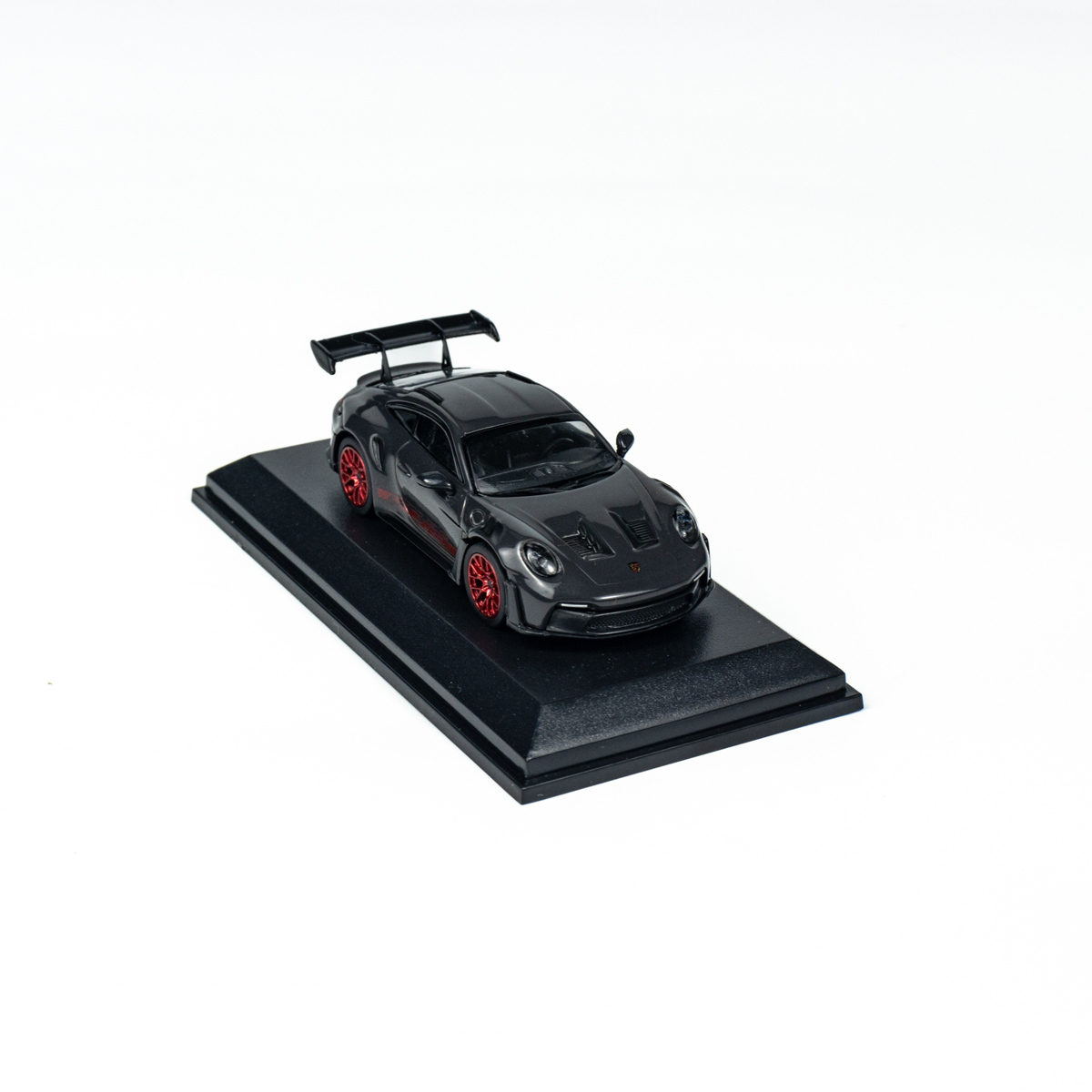 პორშე 911 (992) GT3 RS (2024) მუქი ნაცრისფერი, წითელი დისკებით ხედი 2