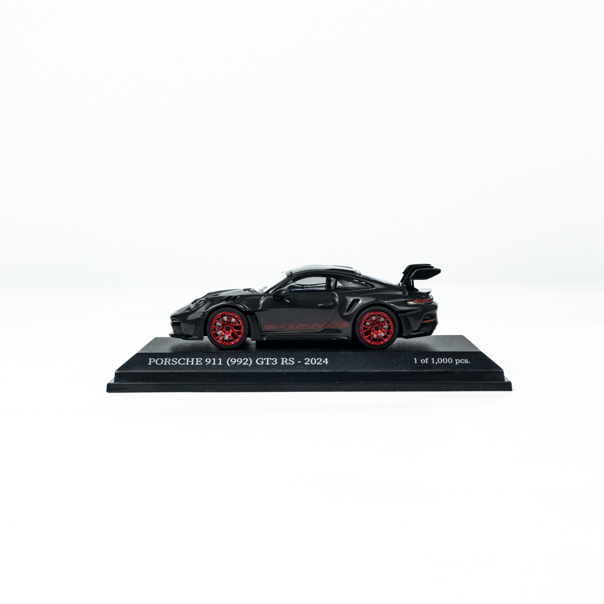 პორშე 911 (992) GT3 RS (2024) მუქი ნაცრისფერი, წითელი დისკებით ხედი 4