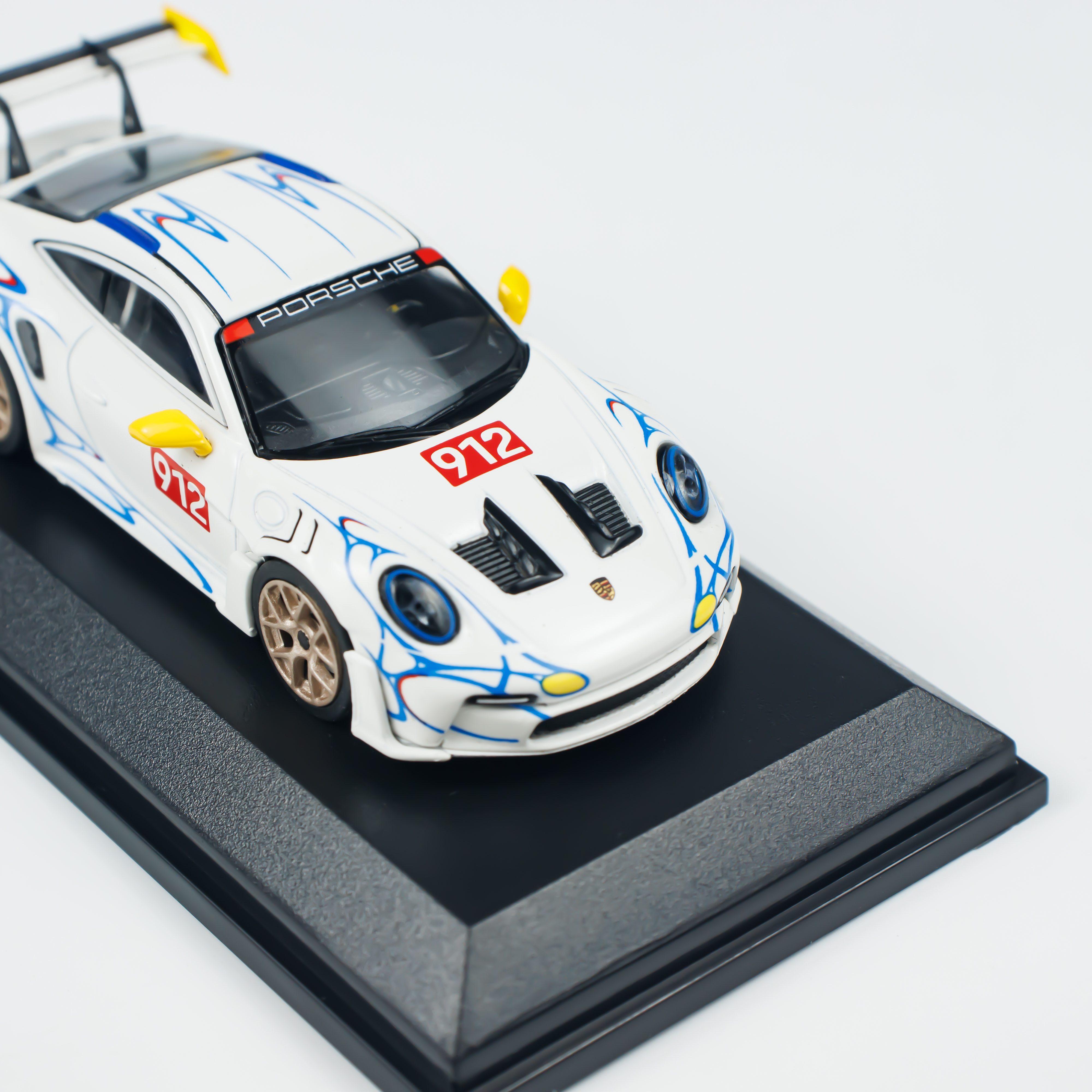 Minichamps 1:64 Porsche 911 (992) GT3 RS (2024) - White/Yellow view 10