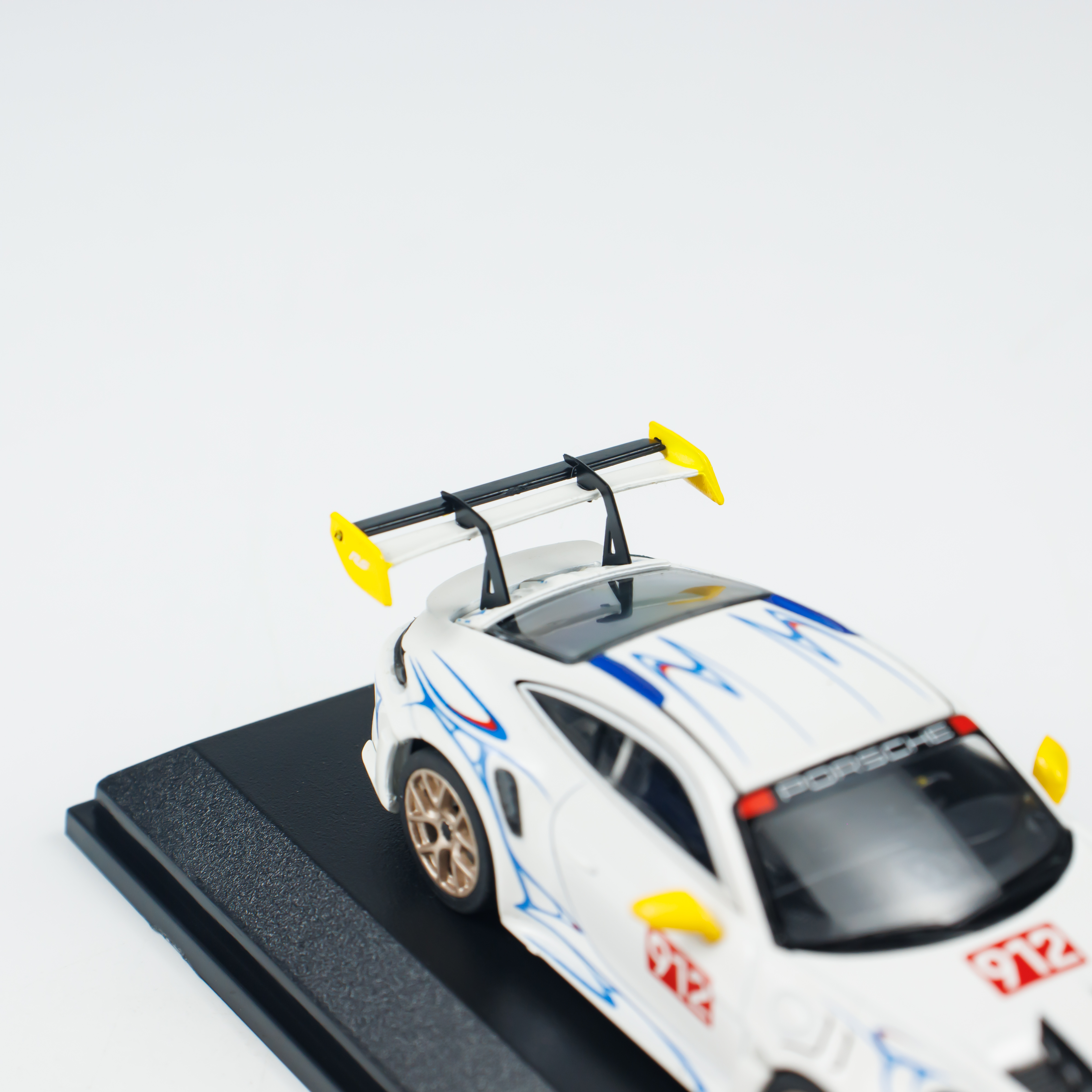 Minichamps 1:64 Porsche 911 (992) GT3 RS (2024) - White/Yellow view 11