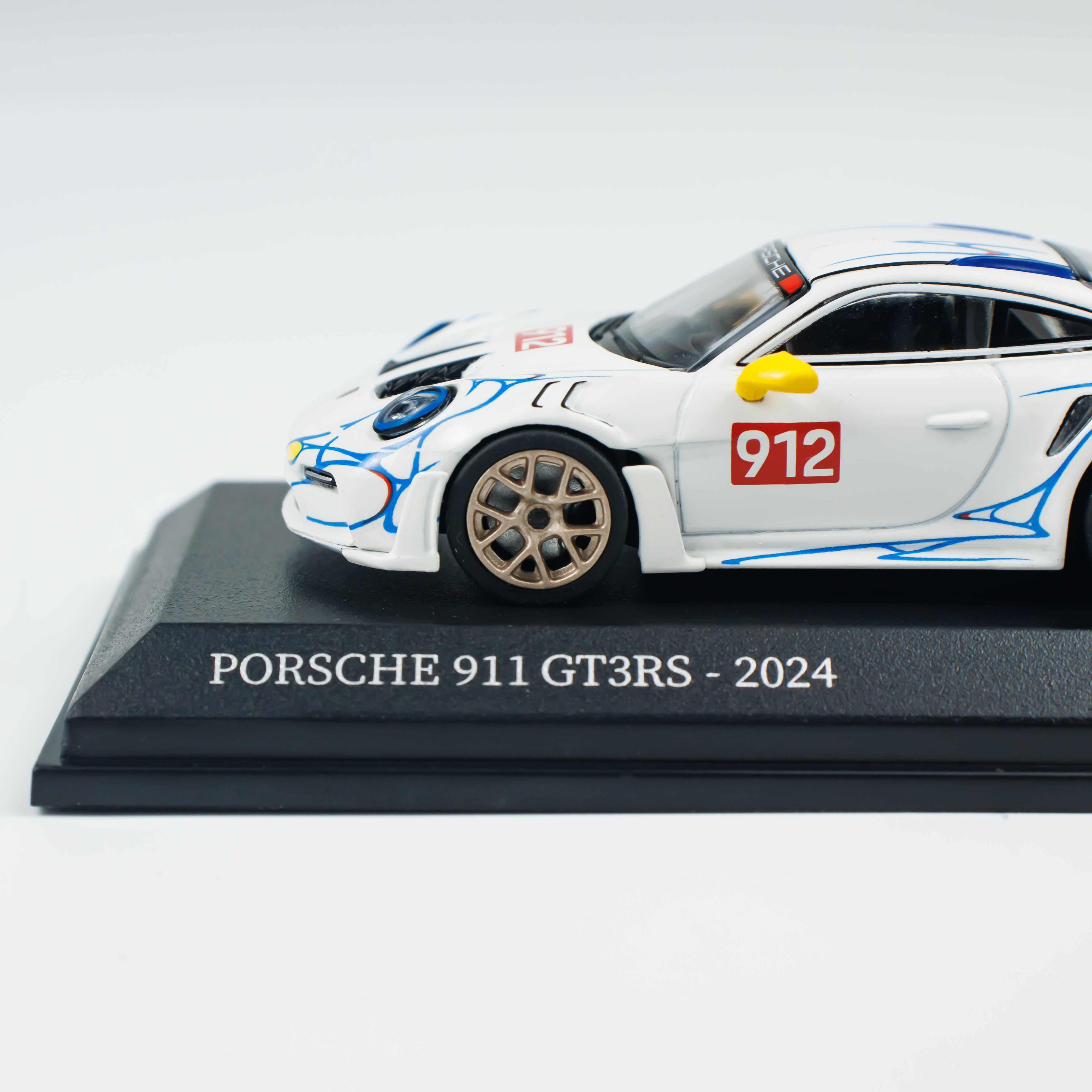 Minichamps 1:64 Porsche 911 (992) GT3 RS (2024) - White/Yellow view 12