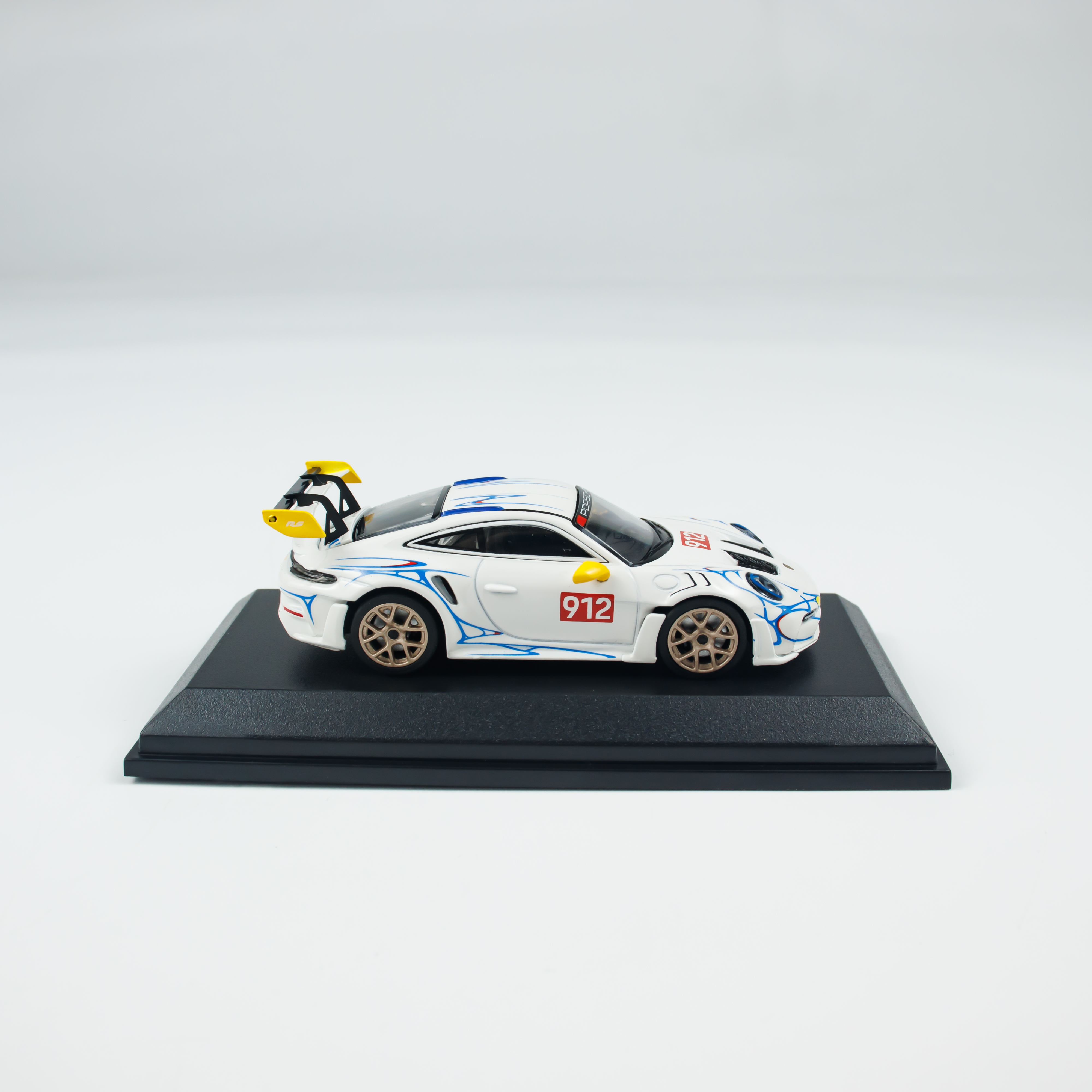Minichamps 1:64 Porsche 911 (992) GT3 RS (2024) - White/Yellow view 5