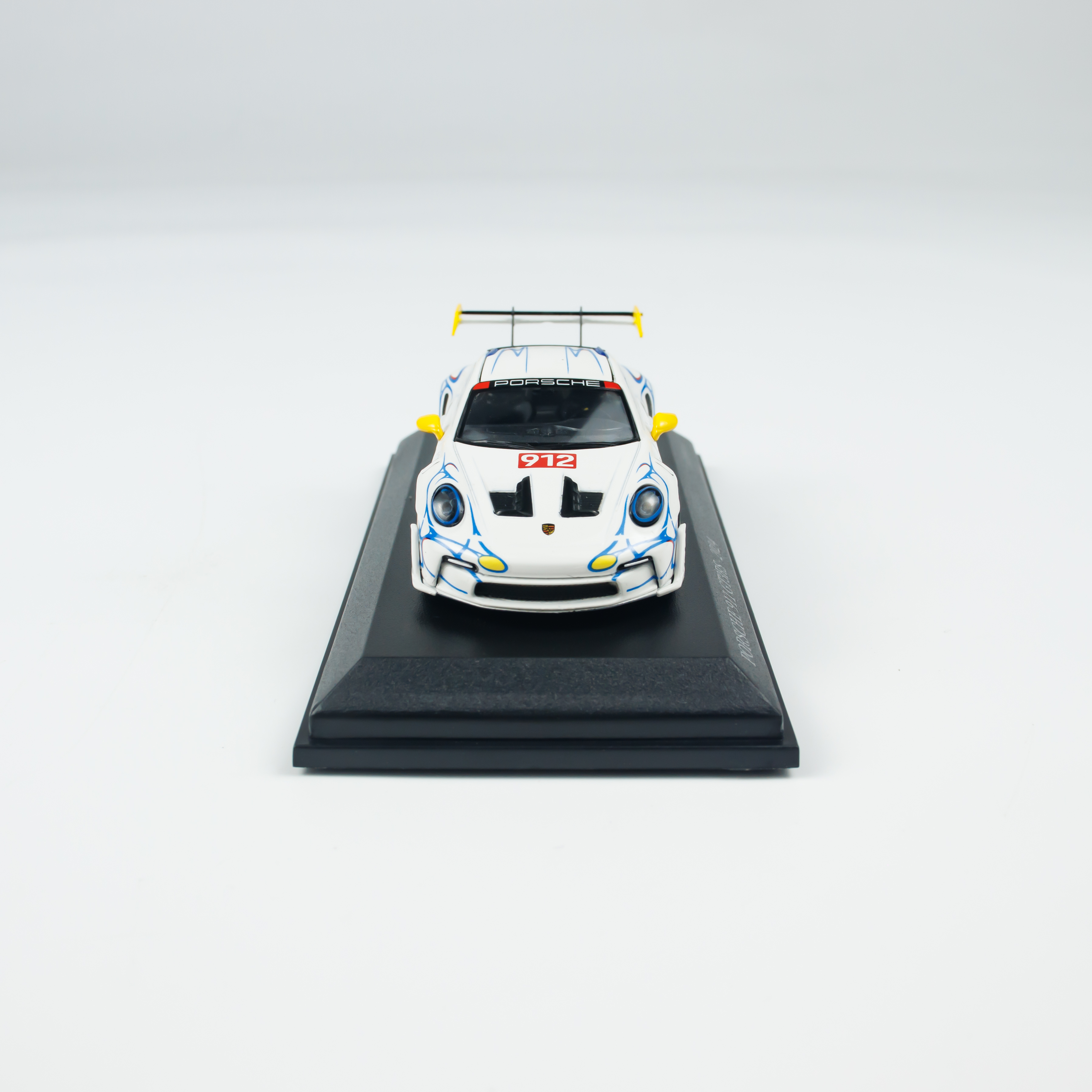 Minichamps 1:64 Porsche 911 (992) GT3 RS (2024) - White/Yellow view 8