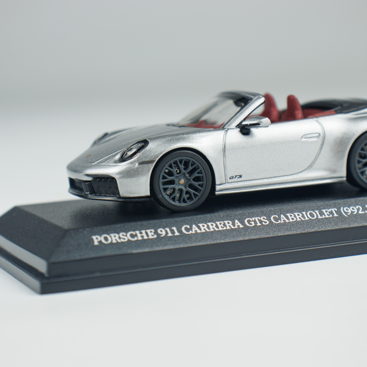 პორშე 911 (992.2) Carrera GTS Cabriolet ვერცხლისფერი მეტალიკი ხედი 12
