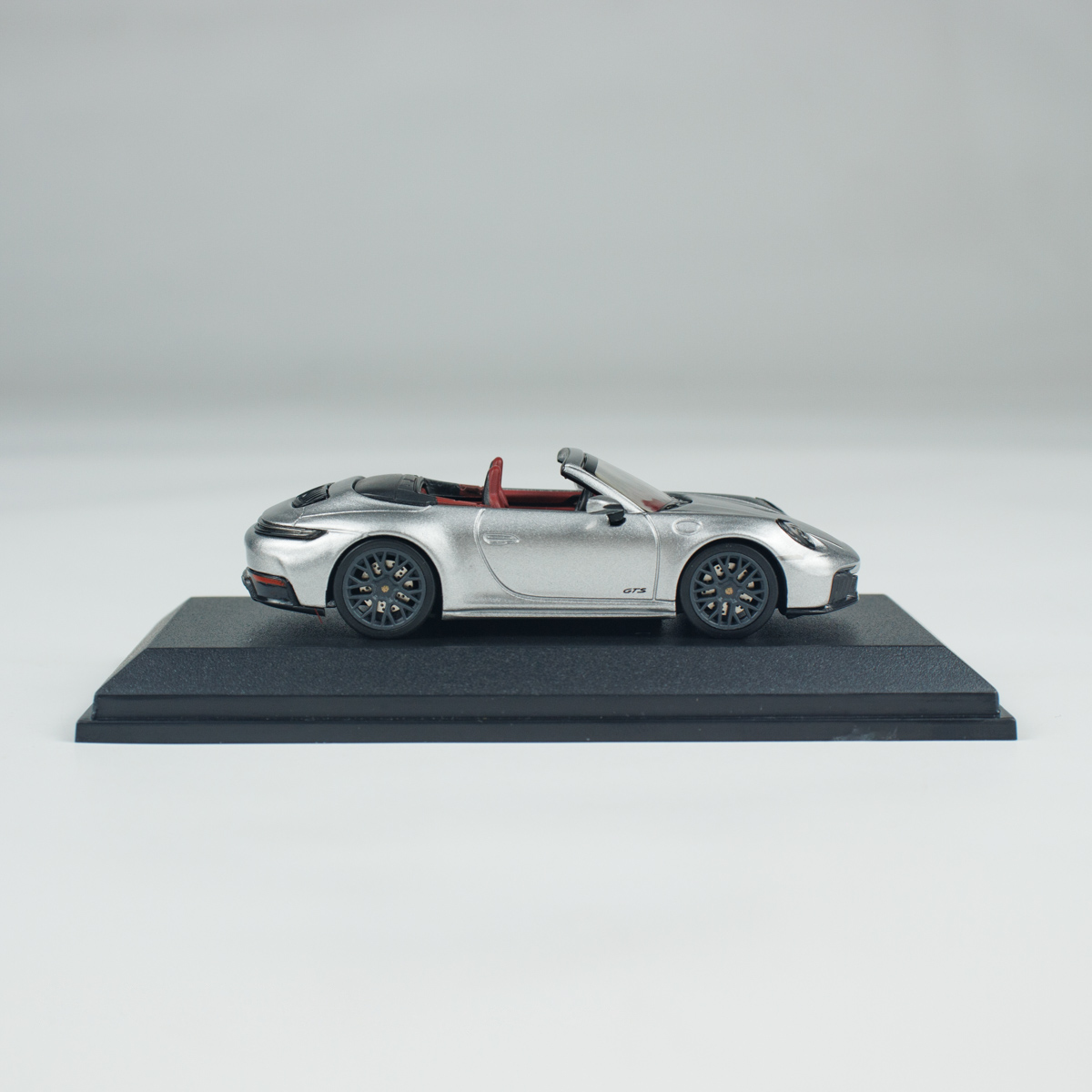 პორშე 911 (992.2) Carrera GTS Cabriolet ვერცხლისფერი მეტალიკი ხედი 5