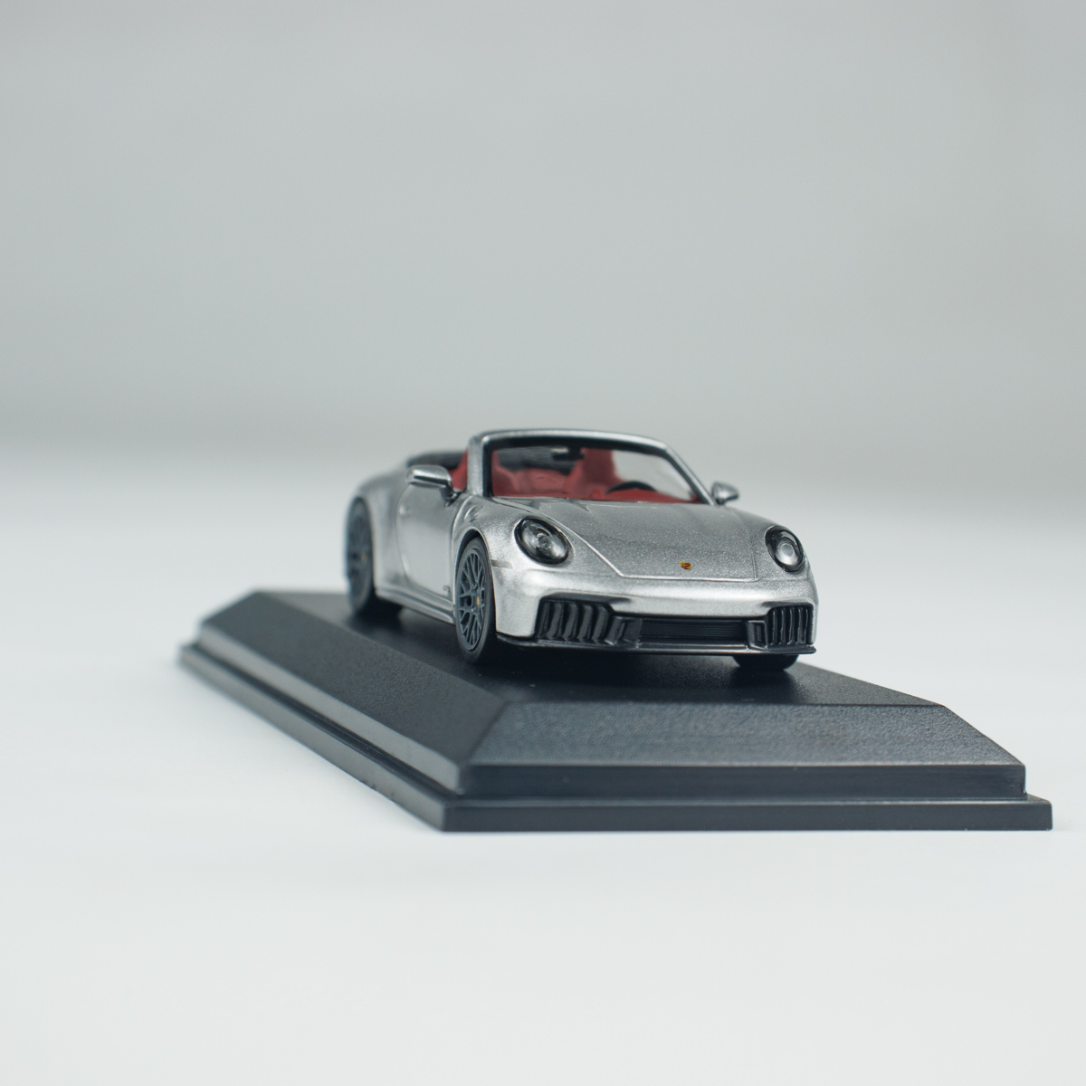 პორშე 911 (992.2) Carrera GTS Cabriolet ვერცხლისფერი მეტალიკი ხედი 8
