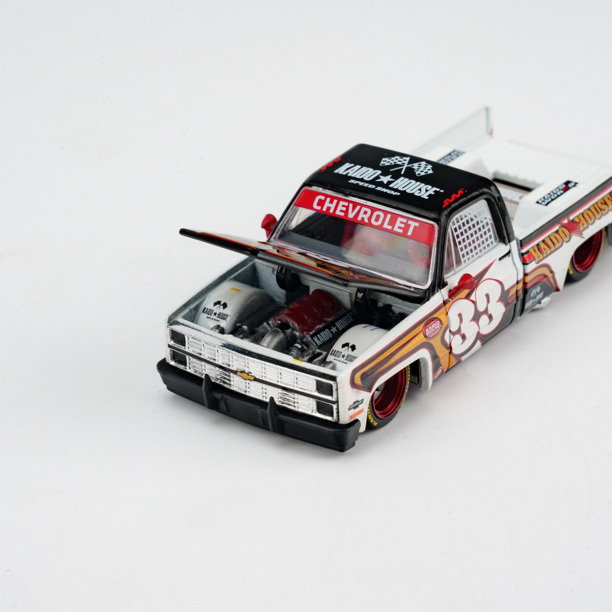 Minichamps 1:64 Chevrolet Silverado Kaido Intimidator V1 view 10