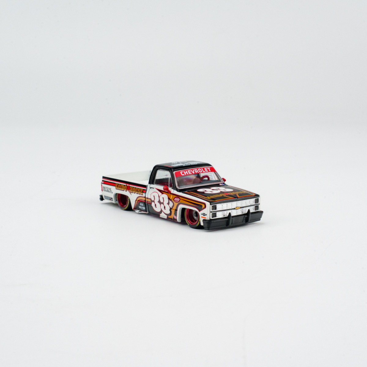 Minichamps 1:64 Chevrolet Silverado Kaido Intimidator V1 view 2