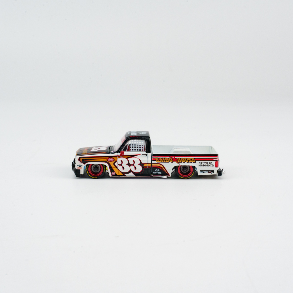 Minichamps 1:64 Chevrolet Silverado Kaido Intimidator V1 view 4