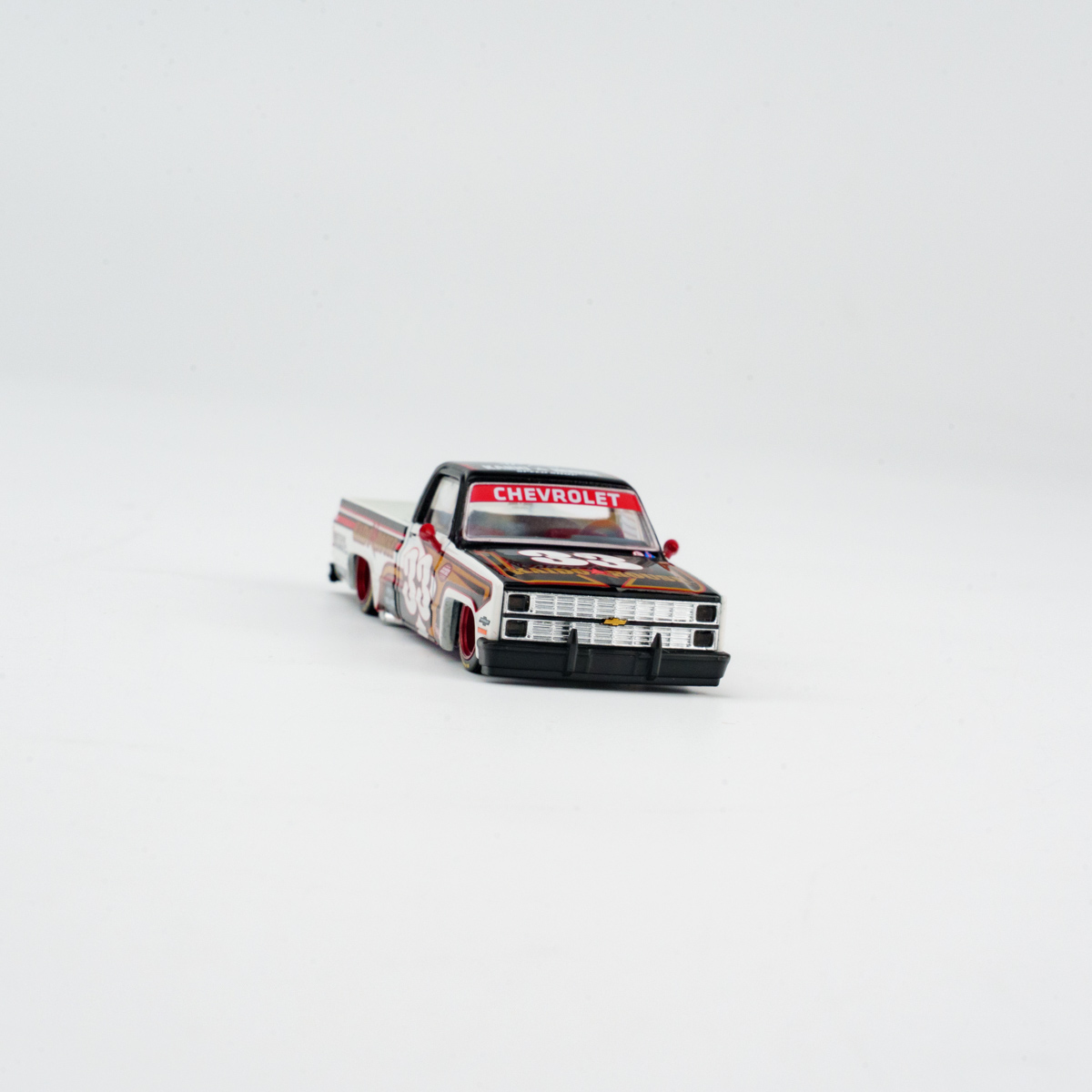 Minichamps 1:64 Chevrolet Silverado Kaido Intimidator V1 view 7