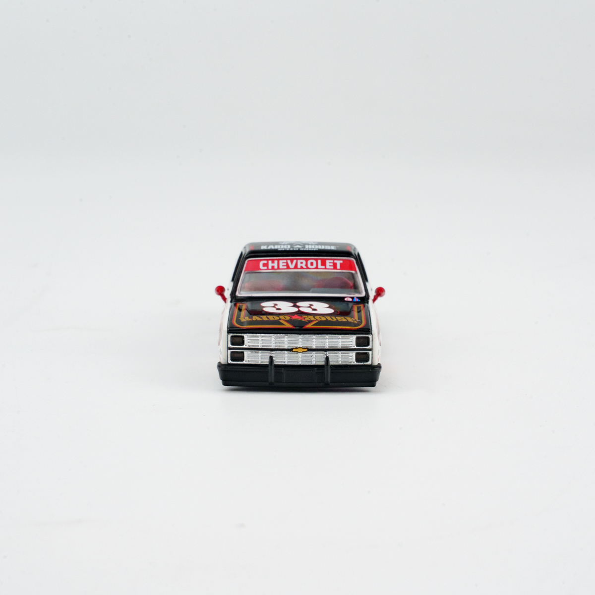 Minichamps 1:64 Chevrolet Silverado Kaido Intimidator V1 view 8