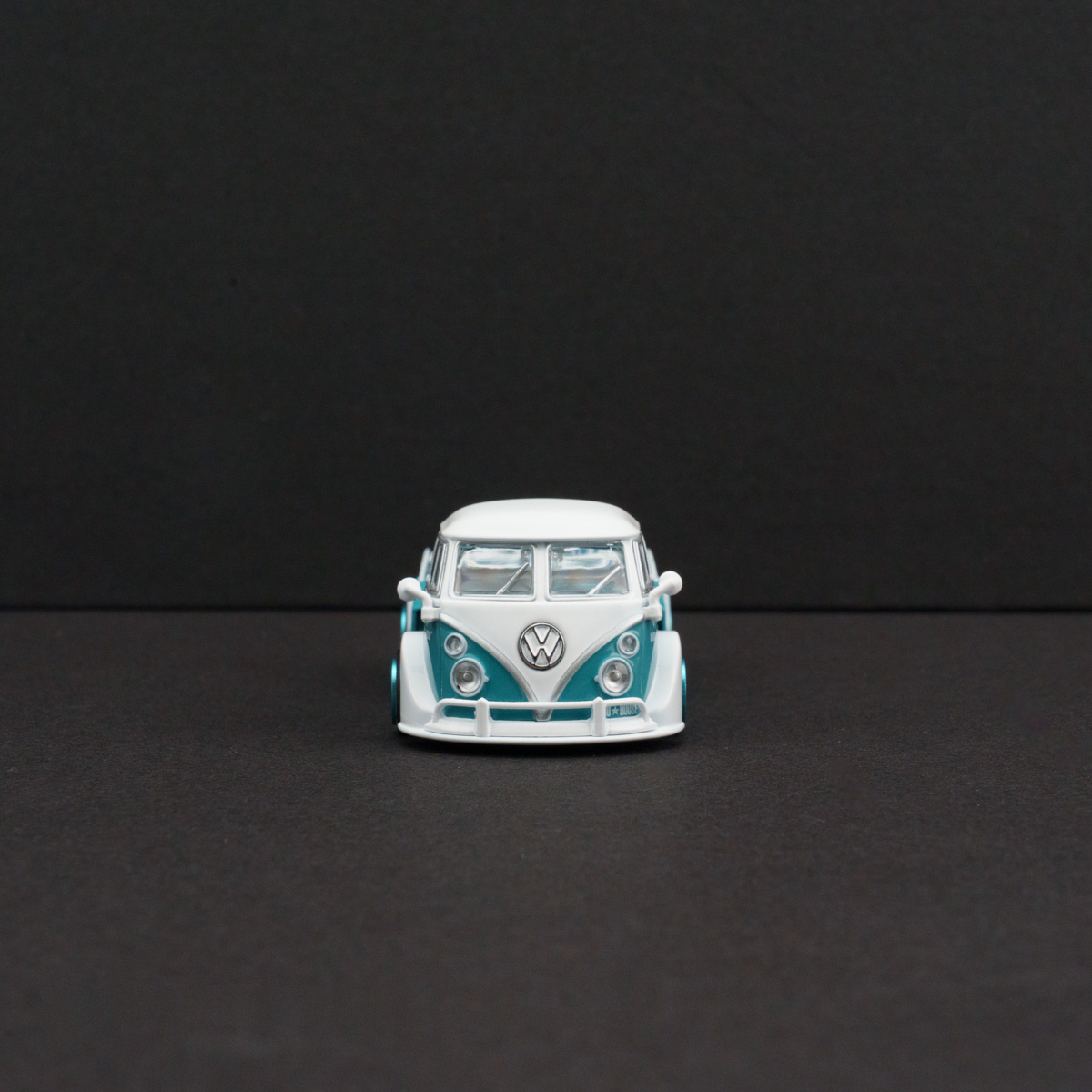 Minichamps 1:64 Volkswagen T1 Kaido Works V1 view 11
