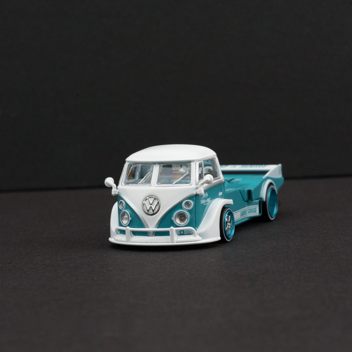 Minichamps 1:64 Volkswagen T1 Kaido Works V1 view 2