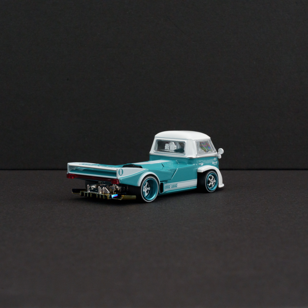 Minichamps 1:64 Volkswagen T1 Kaido Works V1 view 3
