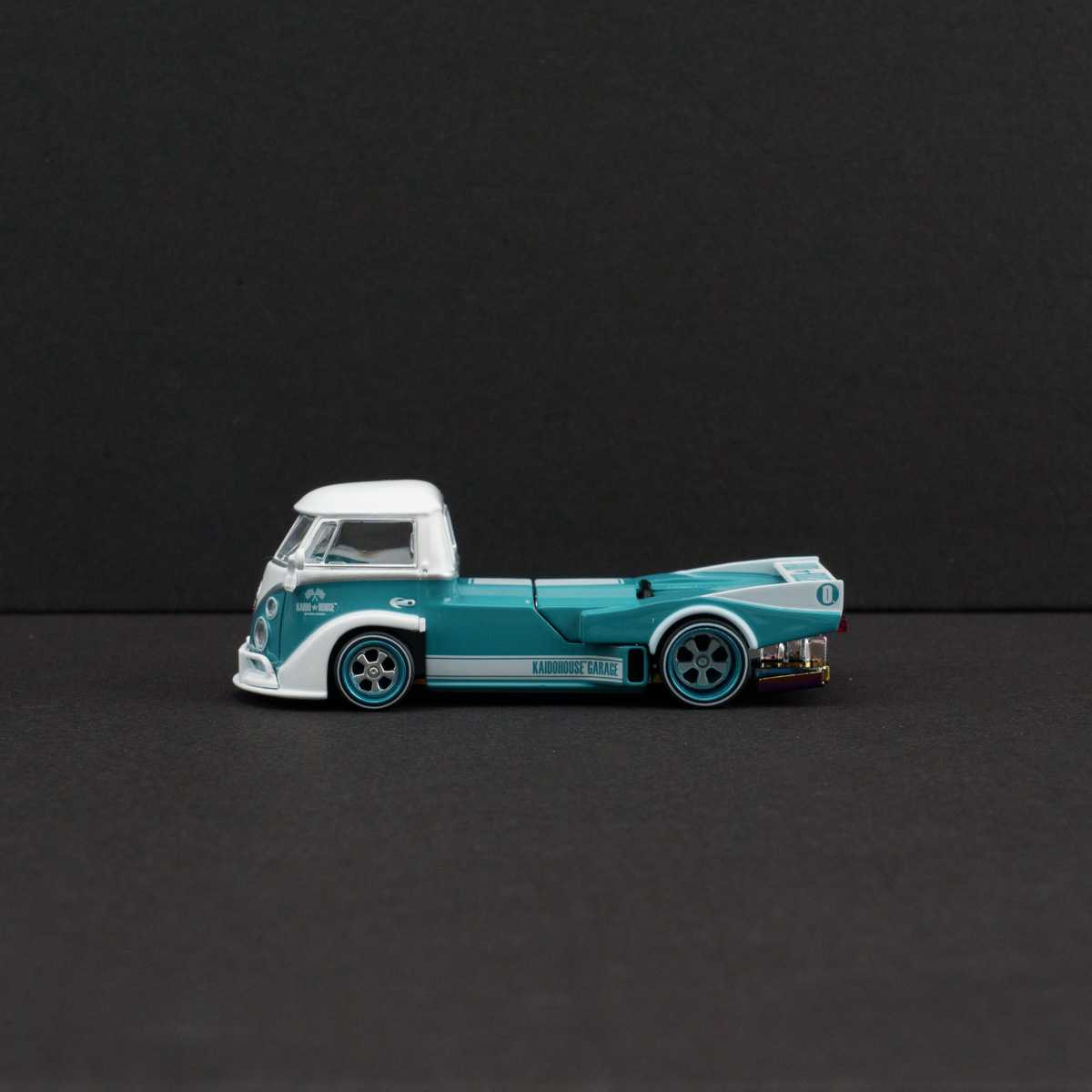Minichamps 1:64 Volkswagen T1 Kaido Works V1 view 4