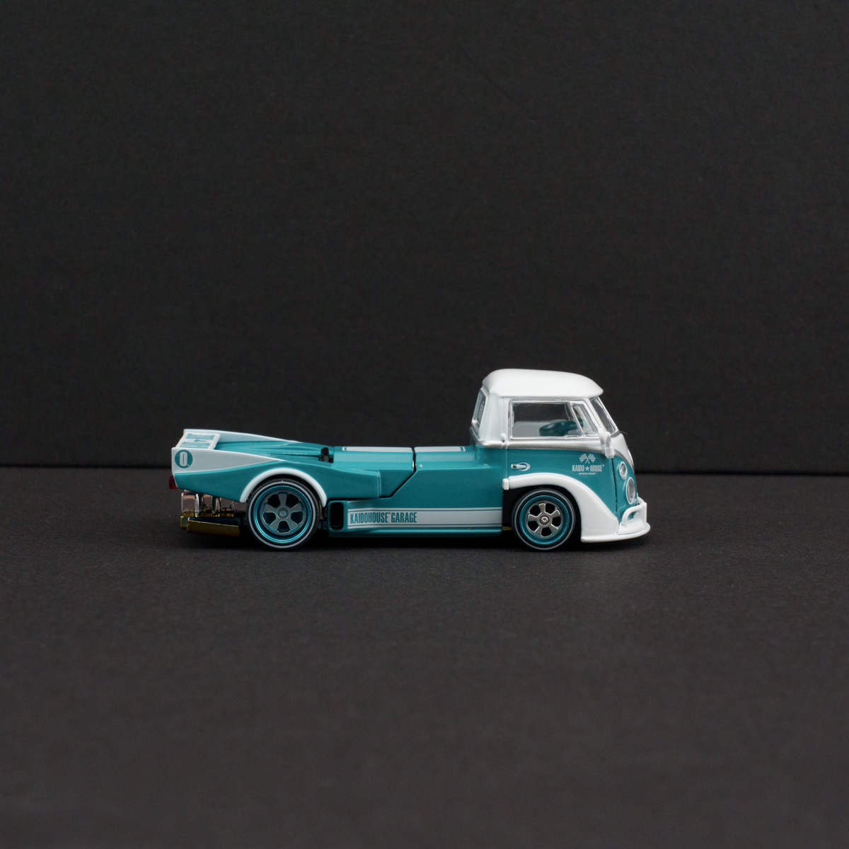 Minichamps 1:64 Volkswagen T1 Kaido Works V1 view 5