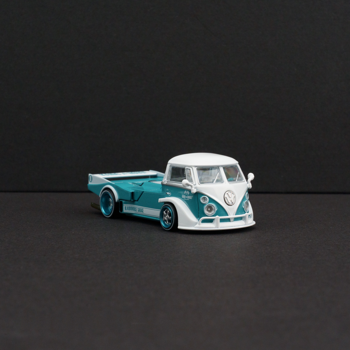 Minichamps 1:64 Volkswagen T1 Kaido Works V1 view 7