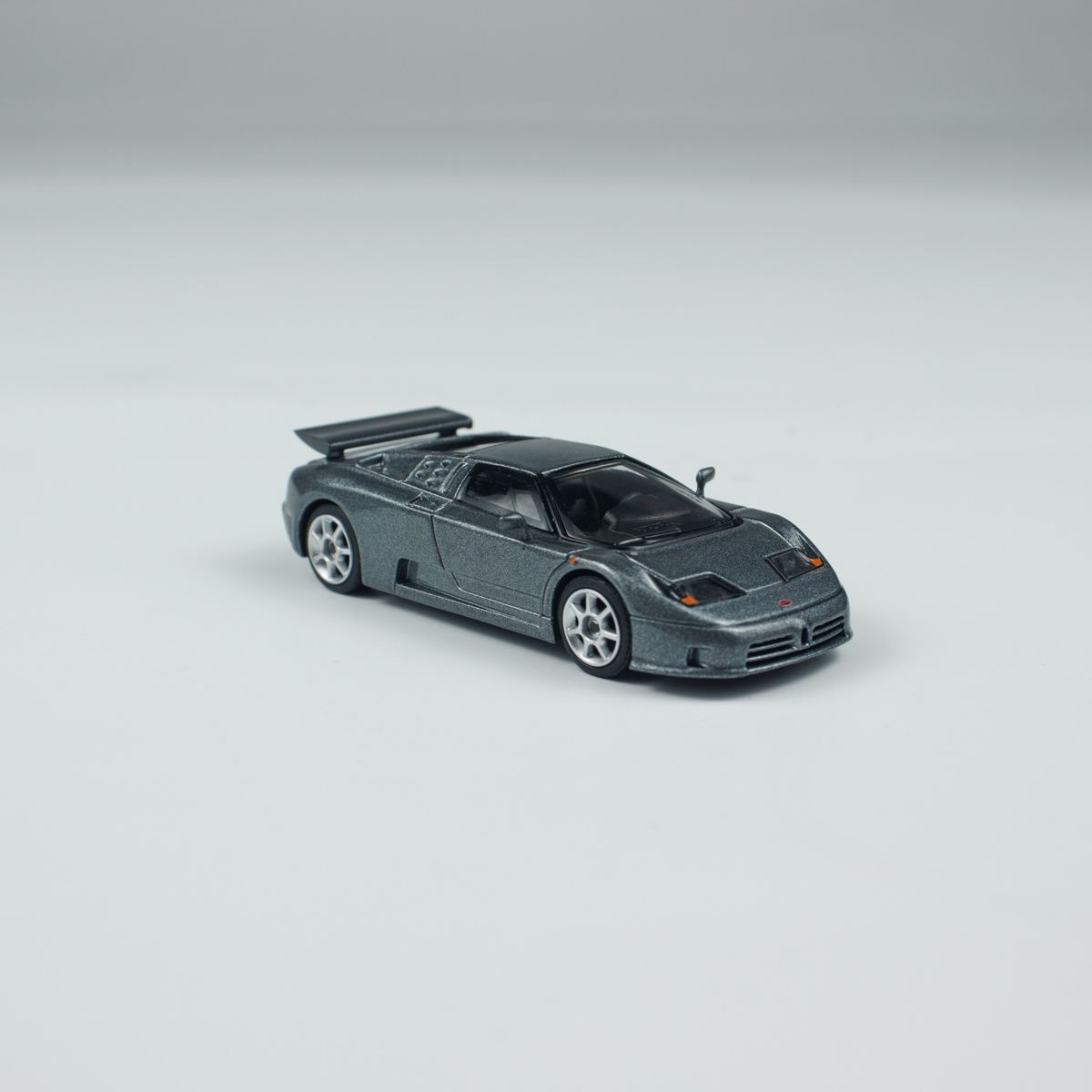 Minichamps 1:64 Bugatti EB110 Super Sport - Grigio Scuro view 2