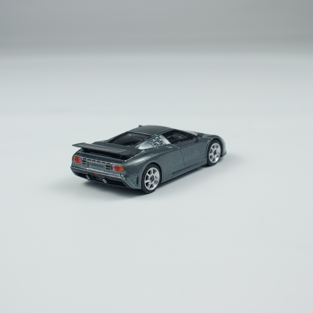 Minichamps 1:64 Bugatti EB110 Super Sport - Grigio Scuro view 3