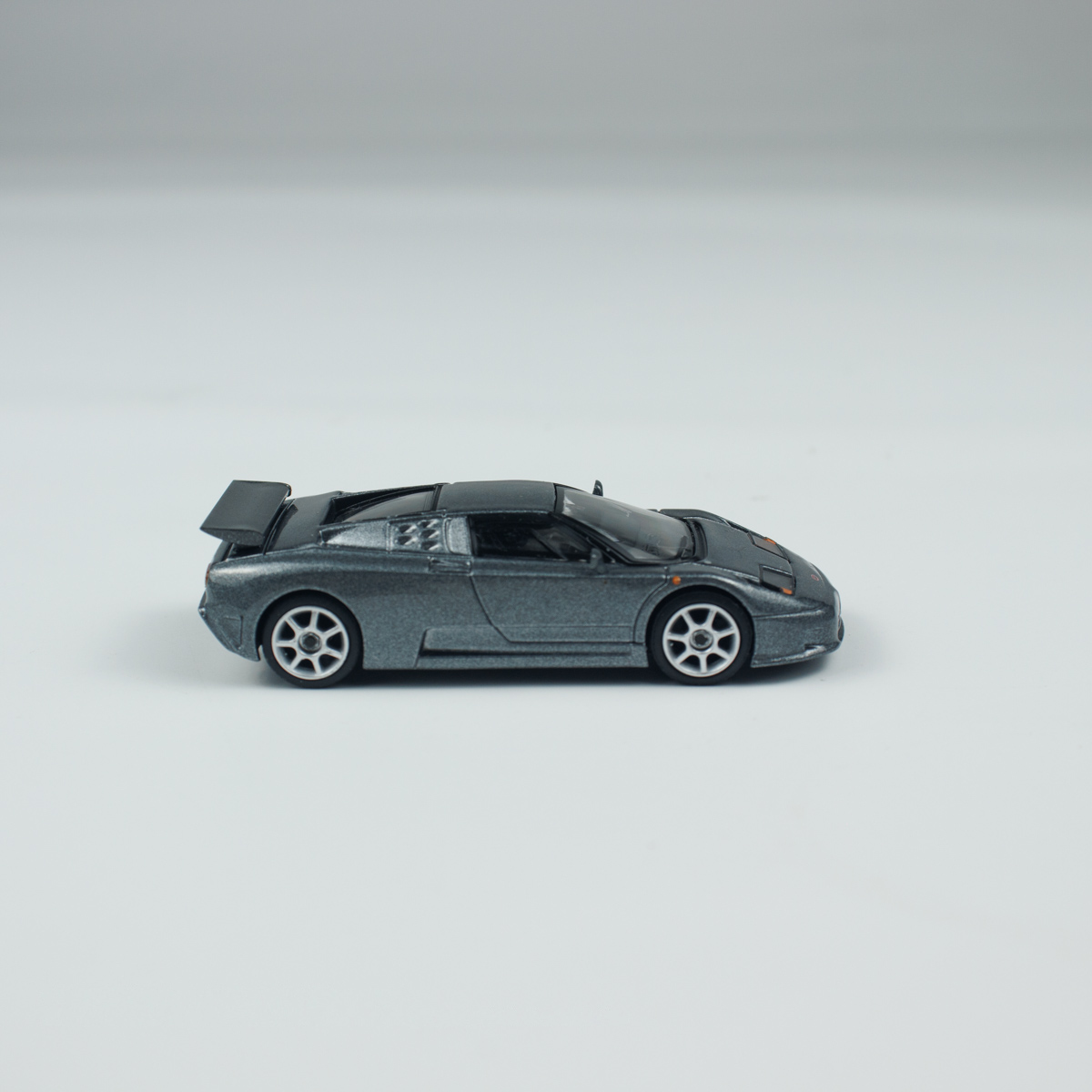 Minichamps 1:64 Bugatti EB110 Super Sport - Grigio Scuro view 5