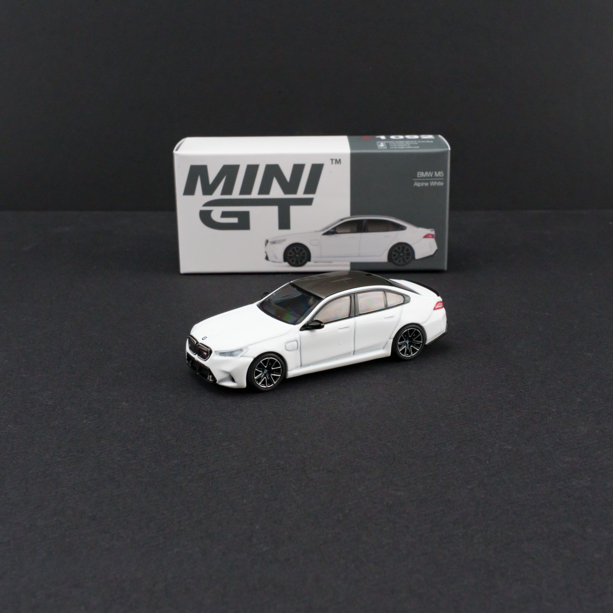 Minichamps 1:64 BMW M5 - Alpine White view 1