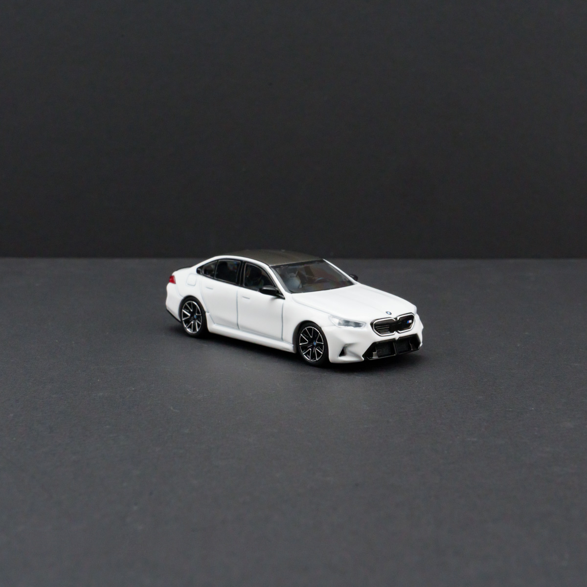 Minichamps 1:64 BMW M5 - Alpine White view 2