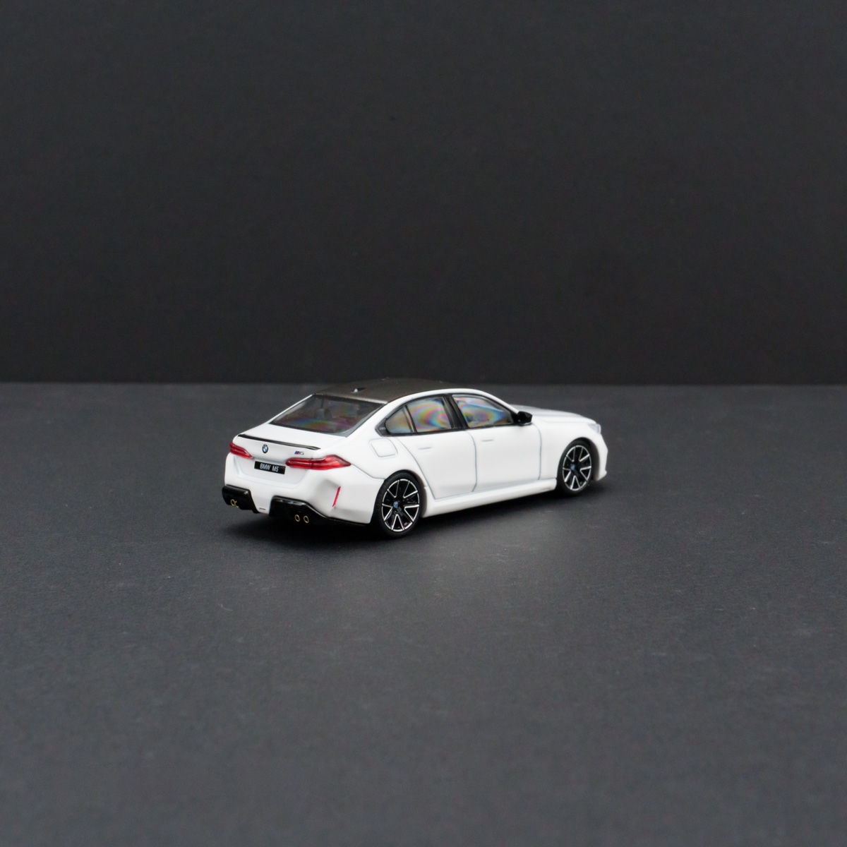Minichamps 1:64 BMW M5 - Alpine White view 3