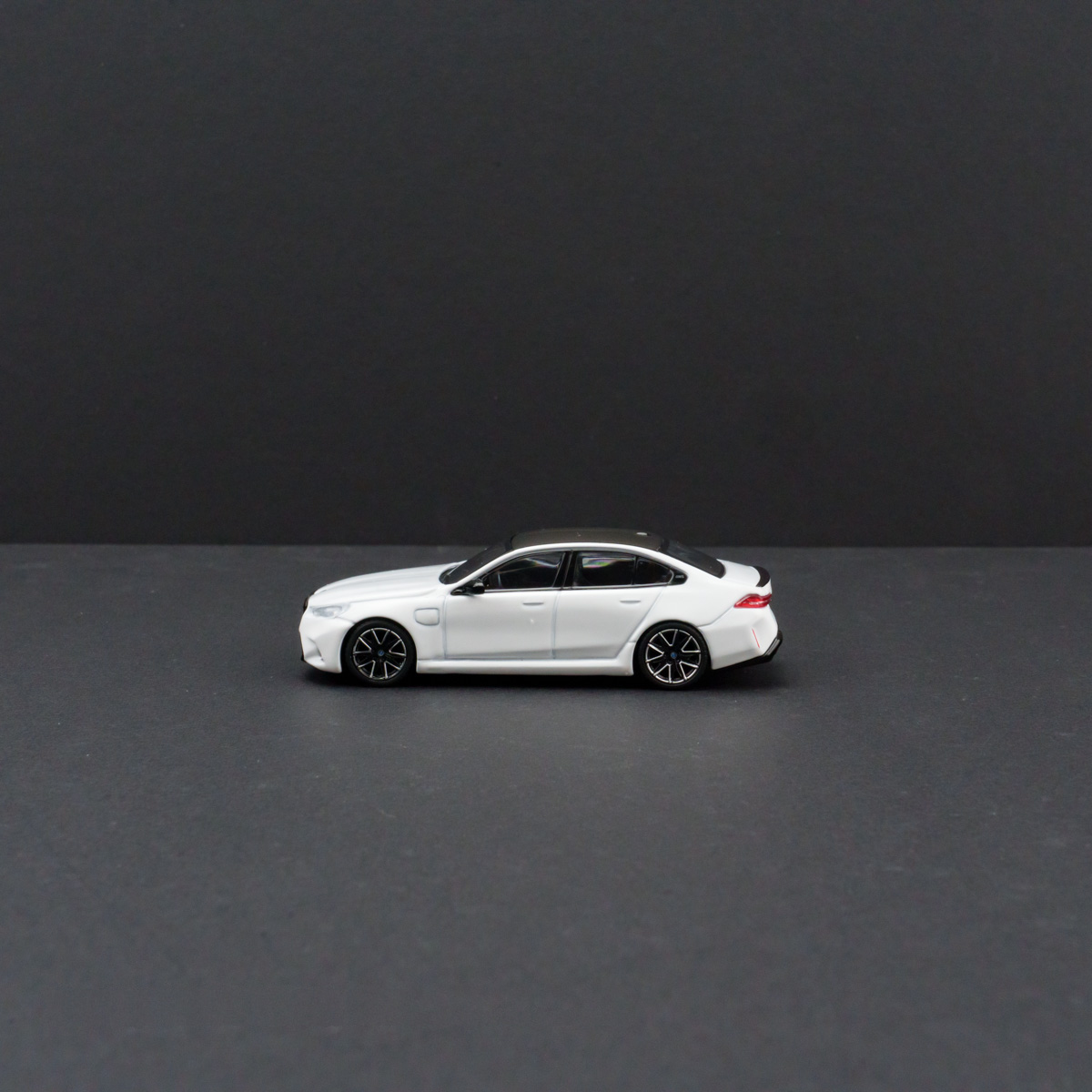 Minichamps 1:64 BMW M5 - Alpine White view 4