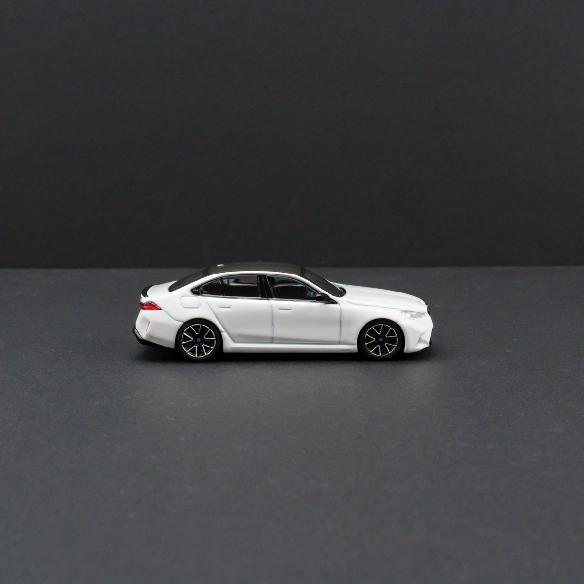 Minichamps 1:64 BMW M5 - Alpine White view 5