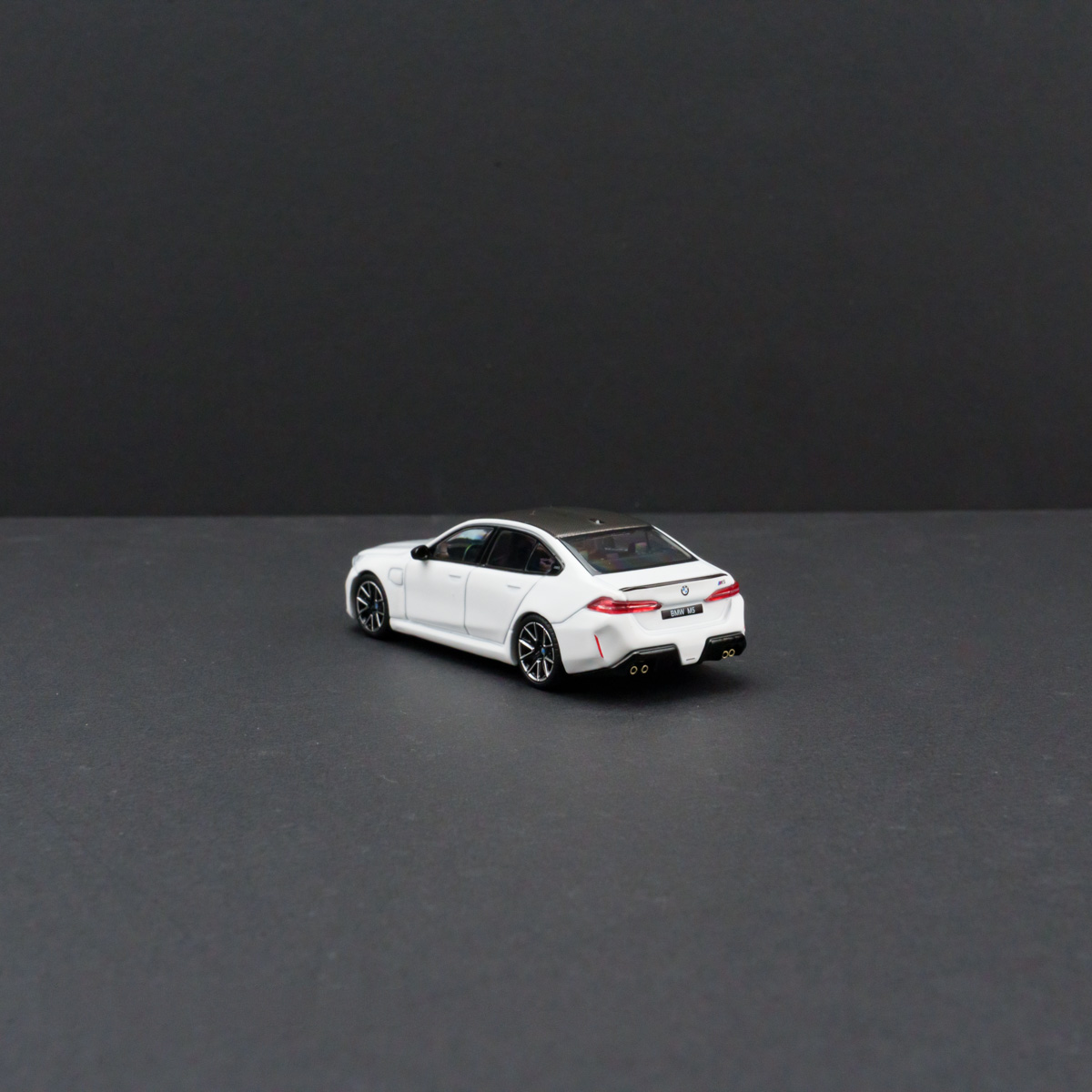 Minichamps 1:64 BMW M5 - Alpine White view 6
