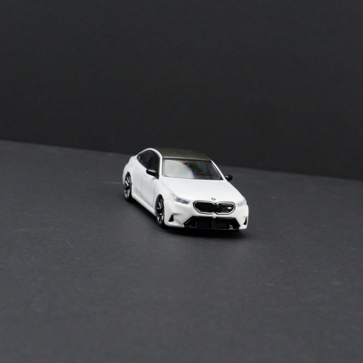 Minichamps 1:64 BMW M5 - Alpine White view 7