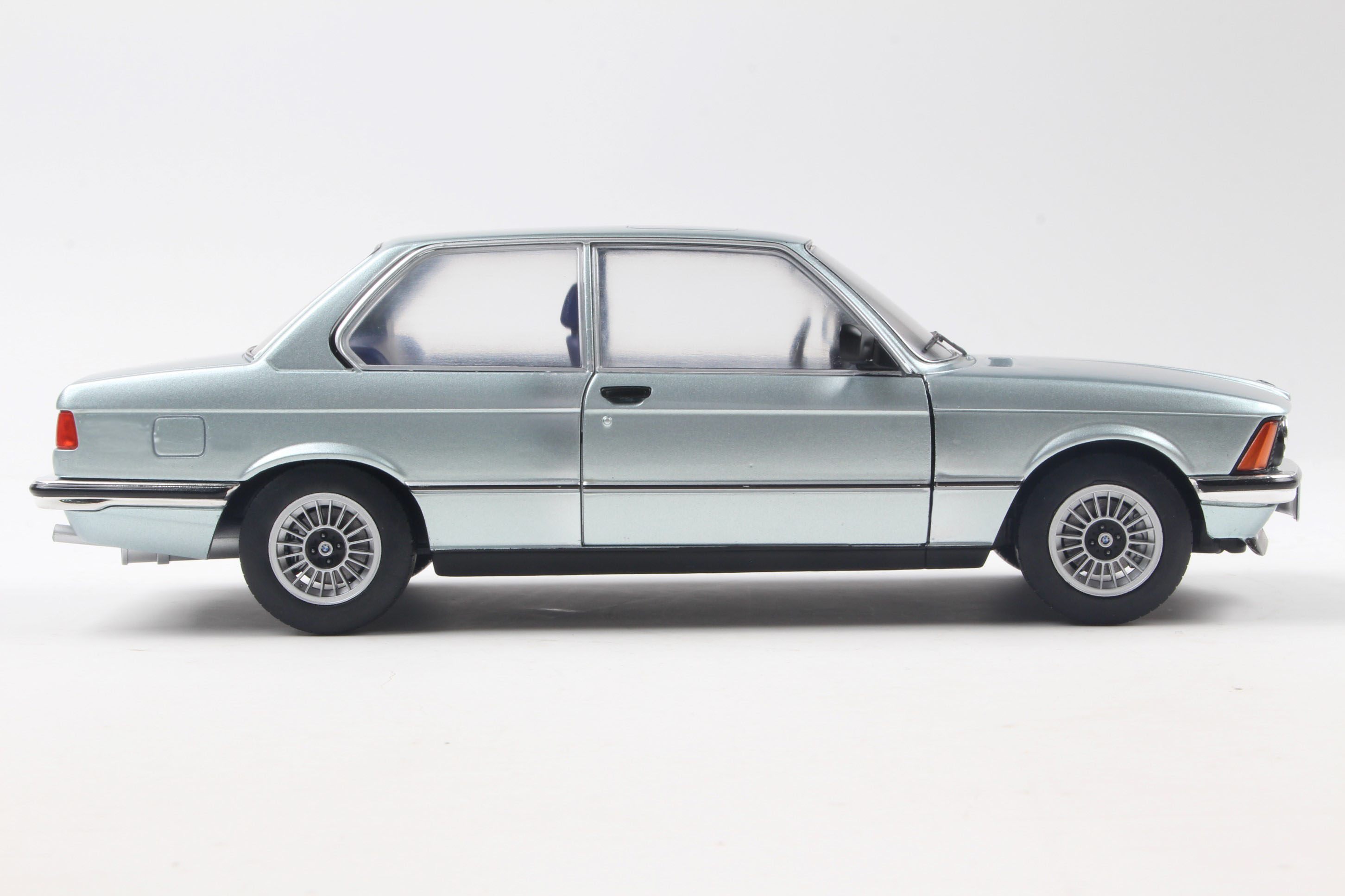 BMW E21 323i - ვერცხლისფერი მეტალიკი 1980 view 3