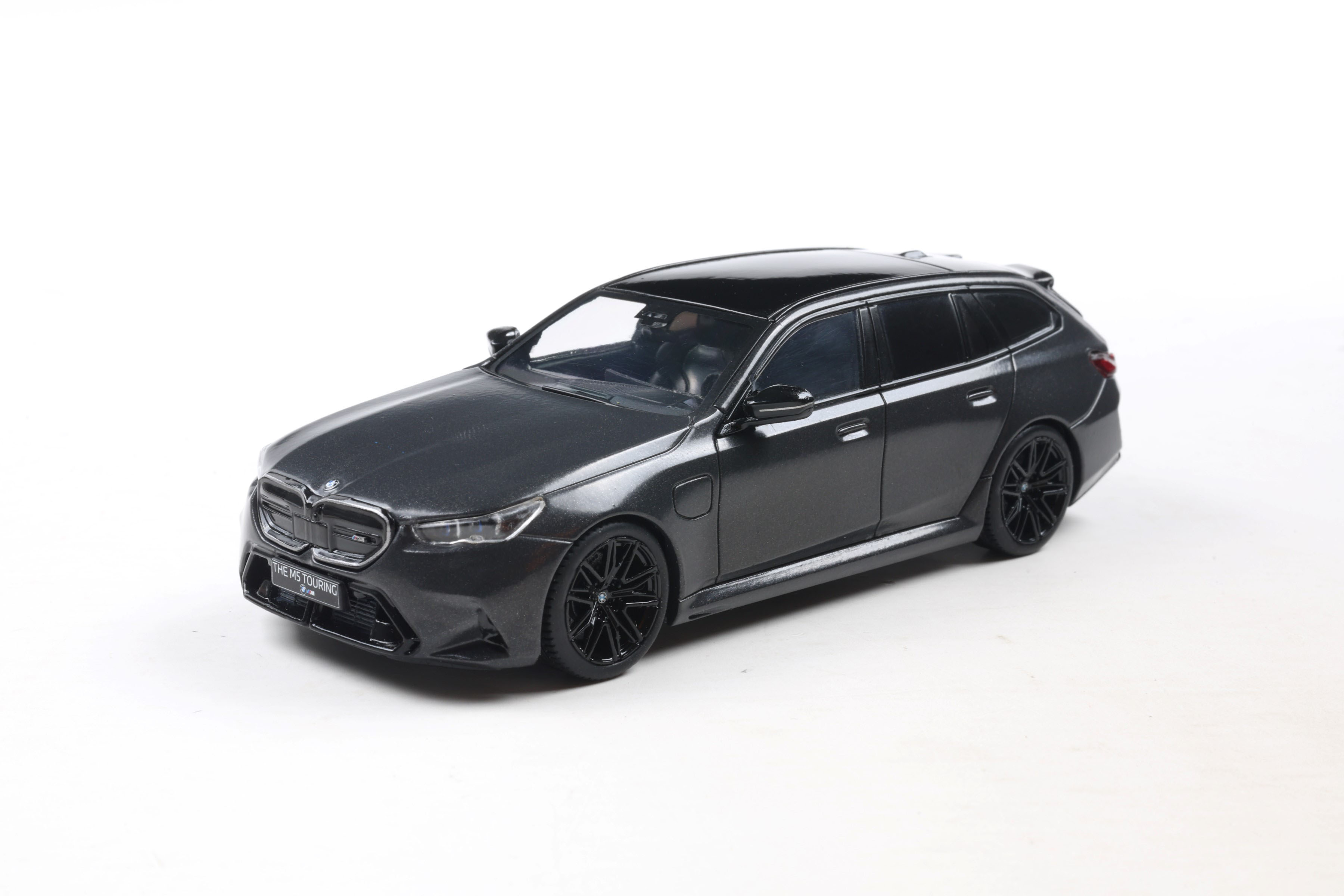 BMW M5 Touring 2024 - ნაცრისფერი ხედი 1