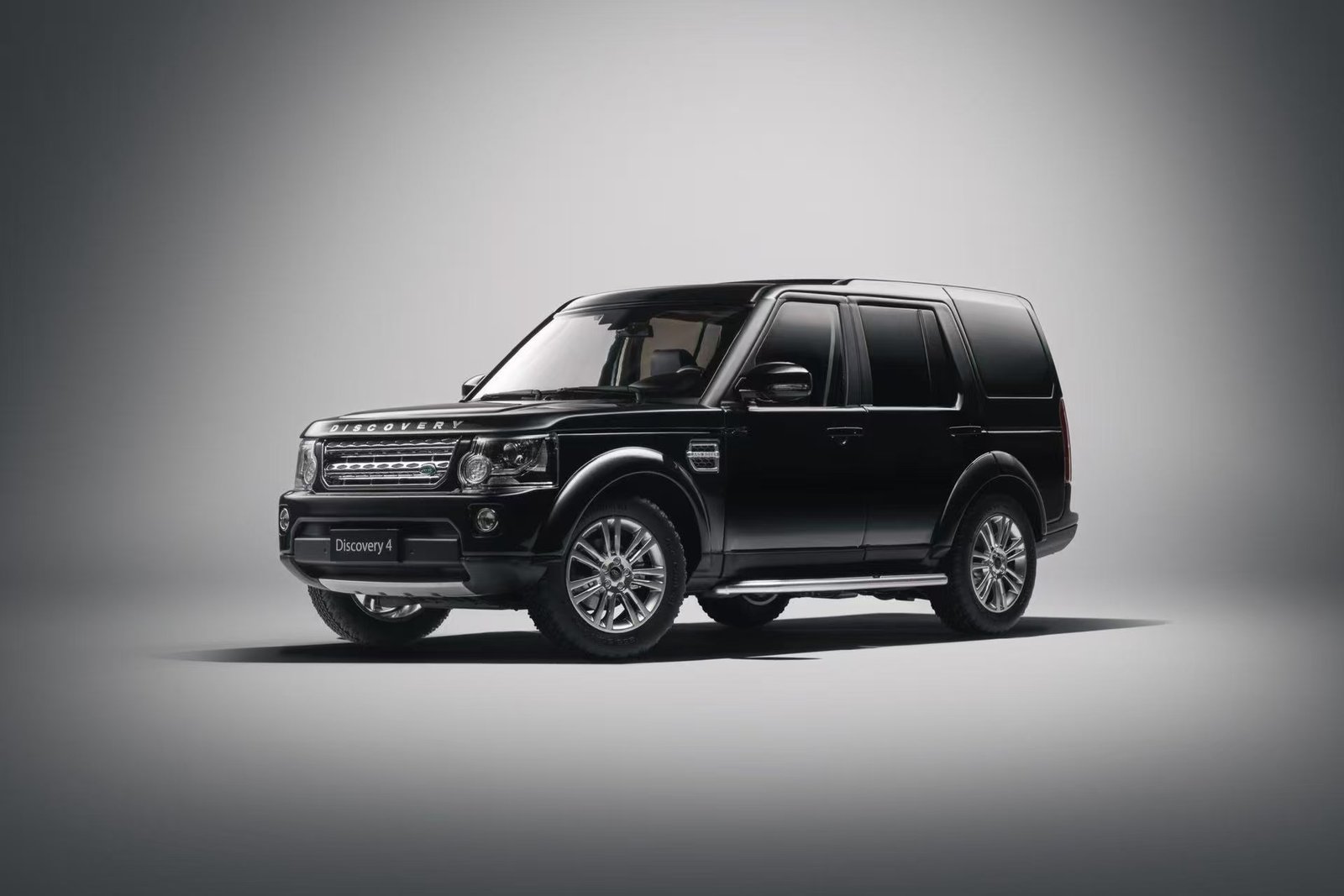 Land Rover Discovery 4 1:18 – Metallic Black საკოლექციო მოდელი ხედი 1